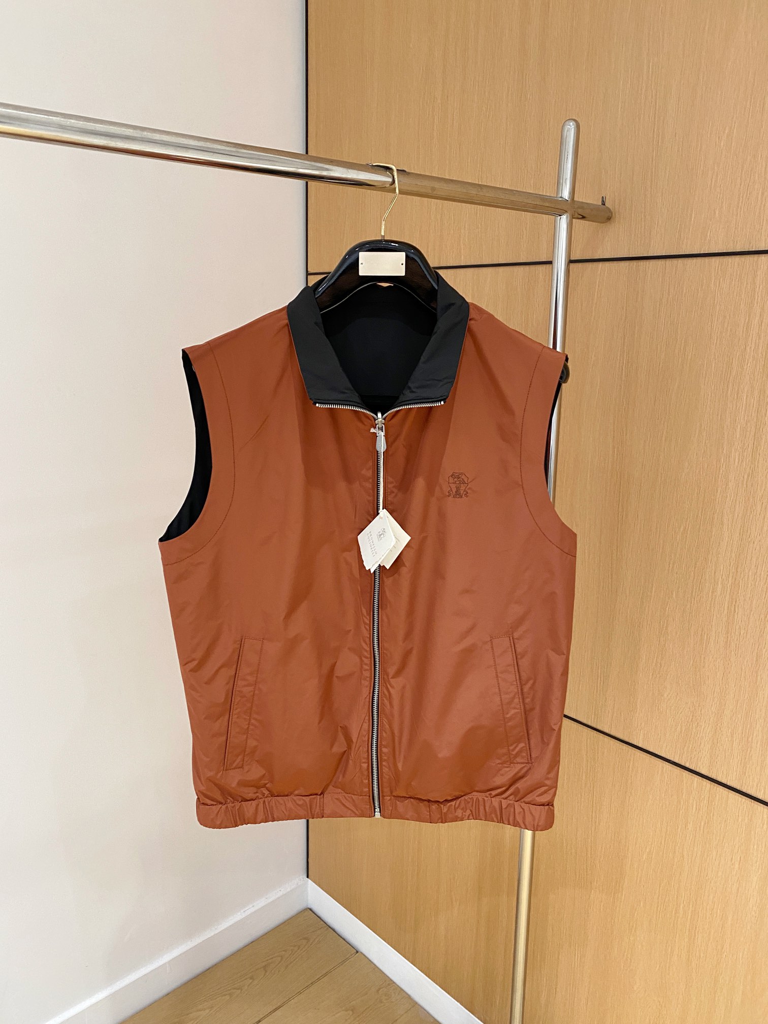 NO:120080,Bc. The same model on the official website, complete with three standards!  2025 spring and summer new men's jacket vest jacket, fashionable and casual high-end version!  Customized fabrics for counters are breathable and comfortable, with impeccable details, and the brand element design concept reflects high quality. The feel is delicate and soft!  It is casually cut, with a great upper body style!  Code number M-3Xl,,jackets & coats,jackets & coats,alexander wang19860909Bc.官网同款,三标齐全！2025春夏新款男士夹克马甲外套,时尚休闲高端版本！专柜定制面料 透气舒适度高,细节无可挑剔,品牌元素设计理念,体现高品质.手感细腻柔软！呈现休闲裁剪,上身版型超赞！码数M-3Xl,,jackets & coats,jackets & coats,alexander wang,Men's clothing