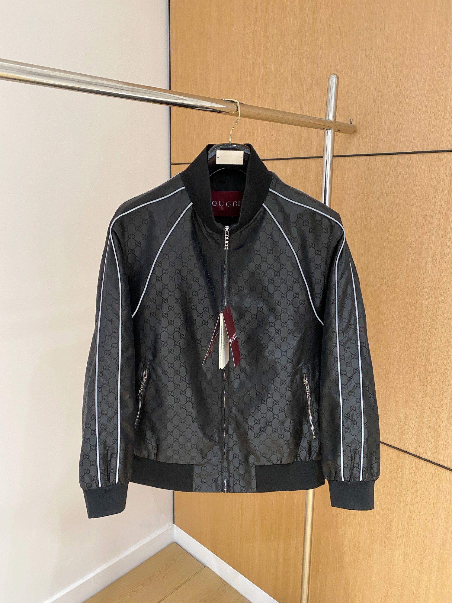 NO:118352,The same model on Gucci official website, complete with three standards!  2025 spring and summer new men's jacket, fashionable and casual high-end version!  Customized fabrics for counters are breathable and comfortable, with impeccable details, and the brand element design concept reflects high quality. The feel is delicate and soft!  It is casually cut, with a great upper body style!  Code number M-3Xl.,,gucci,jackets & coats,jackets & coats,alexander wang19860909古驰官网同款,三标齐全！2025春夏新款男士夹克外套,时尚休闲高端版本！专柜定制面料 透气舒适度高,细节无可挑剔,品牌元素设计理念,体现高品质.手感细腻柔软！呈现休闲裁剪,上身版型超赞！码数M-3Xl .,,gucci,jackets & coats,jackets & coats,alexander wang,Men's clothing