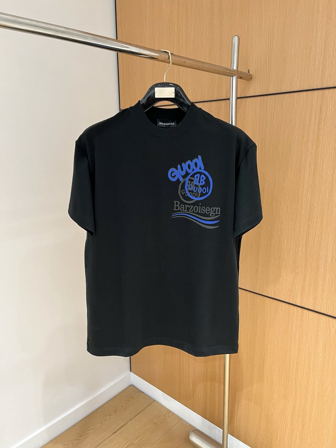 NO:490909,Balenciaga 2025 new original single men's casual base short-sleeved T-shirt!  High-end customization, high-end version, fashionable and versatile, loose version, original imported 420g double-strand pure cotton fabric, threaded cuffs, neckline hem, super soft and delicate, skin-friendly and comfortable to wear, high-end boutique, OEM, fine-made top body, very good, men's essential items, three-standard size M-3XL maximum size can be worn about 200 catties,,balenciaga,T-shirt,tees,t-shirt,alexander wang19860909巴黎世家2025新款原单男士休闲打底短袖T恤！高端定制 高版本 时尚百搭爆款宽松版型原版进口420克双股纯棉面料 螺纹袖口.领口衣摆 手感超柔软细腻 穿着亲肤舒适 高端精品 代工厂精细做上身非常赞 男士必备单品 三标齐全 尺码M-3XL最大码可穿200斤左右,,balenciaga,T-shirt,tees，t-shirt,alexander wang,Men's clothing