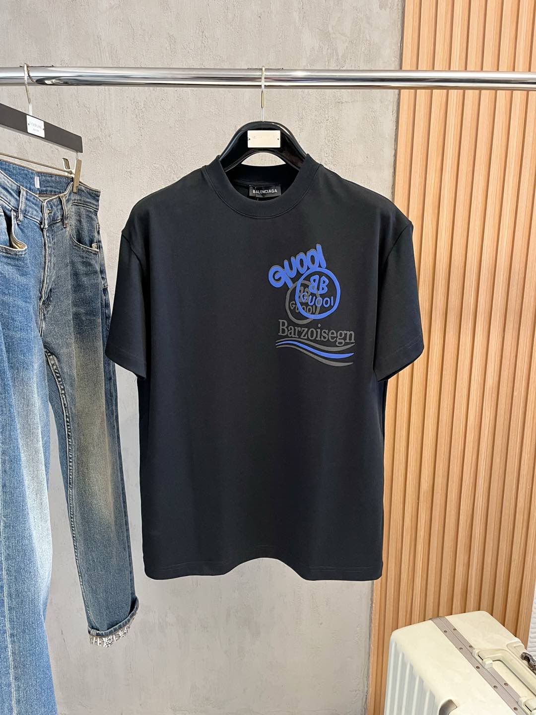 NO:416126,Balenciaga 2025 new original single men's casual base short-sleeved T-shirt!  High-end customization, high-end version, fashionable and versatile, loose version, original imported 420g double-strand pure cotton fabric, threaded cuffs, neckline hem, super soft and delicate, skin-friendly and comfortable to wear, high-end boutique, OEM, fine-made top body, very good, men's essential items, three-standard size M-3XL maximum size can be worn about 200 catties,,balenciaga,T-shirt,tees,t-shirt,alexander wang19860909巴黎世家2025新款原单男士休闲打底短袖T恤！高端定制 高版本 时尚百搭爆款宽松版型原版进口420克双股纯棉面料 螺纹袖口.领口衣摆 手感超柔软细腻 穿着亲肤舒适 高端精品 代工厂精细做上身非常赞 男士必备单品 三标齐全 尺码M-3XL最大码可穿200斤左右,,balenciaga,T-shirt,tees，t-shirt,alexander wang,Men's clothing