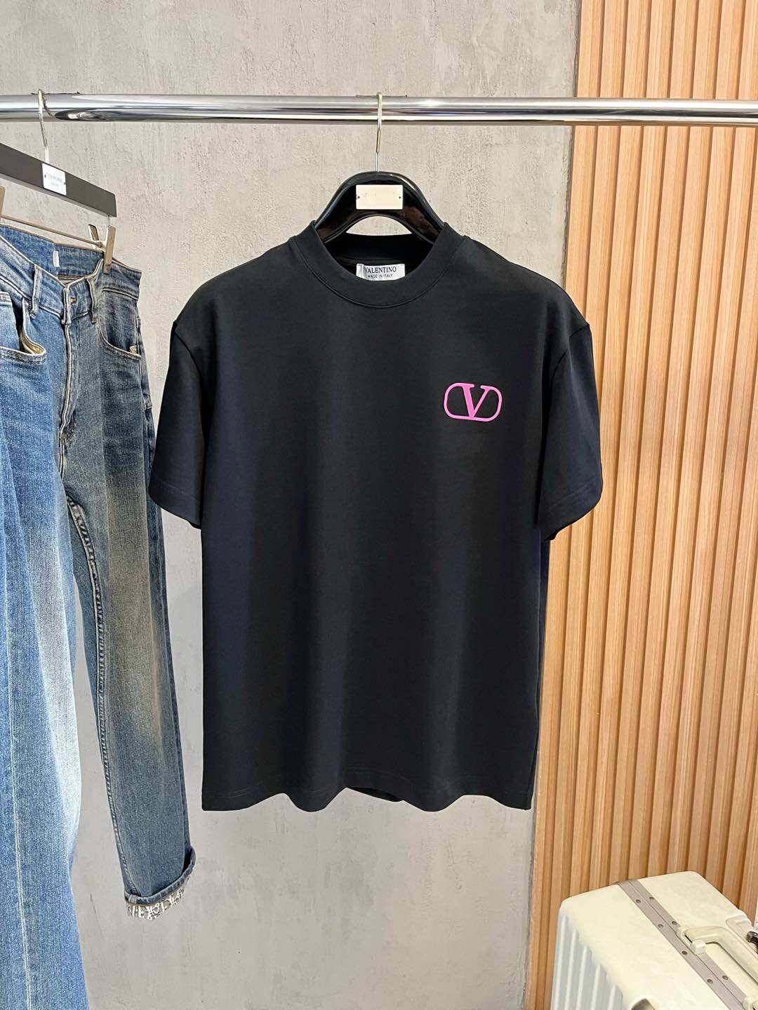 NO:416062,Valentino 2025 new original single men's casual base short-sleeved T-shirt!  High-end customization, high-end version, fashionable and versatile, loose version, original imported 420g double-strand pure cotton fabric, threaded cuffs, neckline hem, super soft and delicate, skin-friendly and comfortable to wear, high-end boutique, OEM, fine-made top body, very good, men's essential items, three-standard size M-3XL maximum size can be worn about 200 catties, valentino, T-shirt, tees, t-shirt, alexander wang19860909华伦天奴2025新款原单男士休闲打底短袖T恤！高端定制 高版本 时尚百搭爆款宽松版型原版进口420克双股纯棉面料 螺纹袖口.领口衣摆 手感超柔软细腻 穿着亲肤舒适 高端精品 代工厂精细做上身非常赞 男士必备单品 三标齐全 尺码M-3XL最大码可穿200斤左右,,valentino,T-shirt,tees，t-shirt,alexander wang,Men's clothing