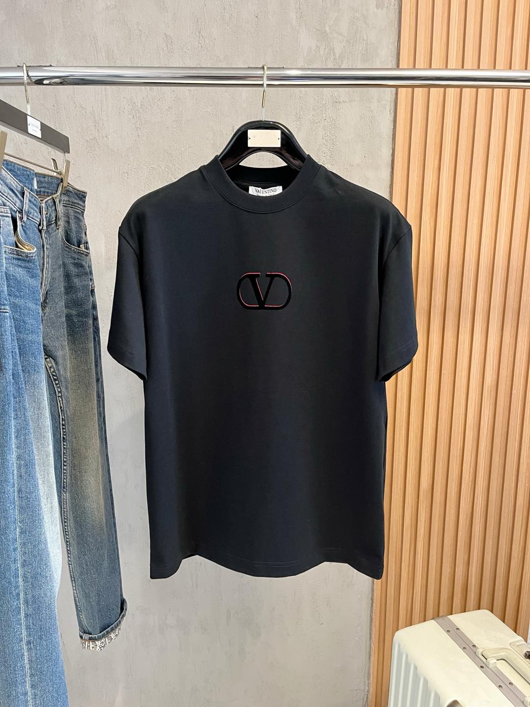 NO:416114,Valentino 2025 new original single men's casual base short-sleeved T-shirt!  High-end customization, high-end version, fashionable and versatile, loose version, original imported 420g double-strand pure cotton fabric, threaded cuffs, neckline hem, super soft and delicate, skin-friendly and comfortable to wear, high-end boutique, OEM, fine-made top body, very good, men's essential items, three-standard size M-3XL maximum size can be worn about 200 catties, valentino, T-shirt, tees, t-shirt, alexander wang19860909华伦天奴2025新款原单男士休闲打底短袖T恤！高端定制 高版本 时尚百搭爆款宽松版型原版进口420克双股纯棉面料 螺纹袖口.领口衣摆 手感超柔软细腻 穿着亲肤舒适 高端精品 代工厂精细做上身非常赞 男士必备单品 三标齐全 尺码M-3XL最大码可穿200斤左右,,valentino,T-shirt,tees，t-shirt,alexander wang,Men's clothing