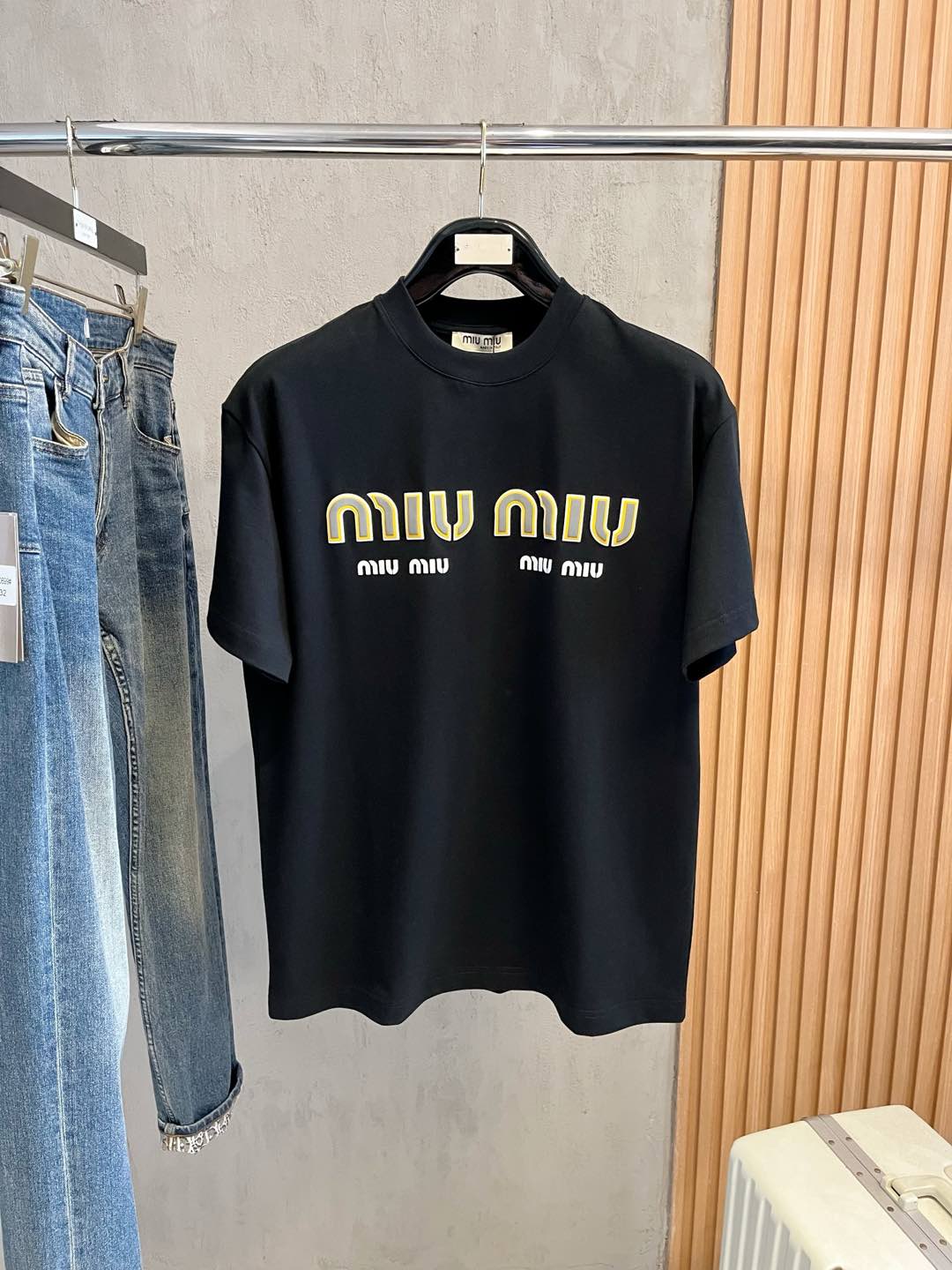 NO:416098,MIUMIU2025 new original single men's casual base short-sleeved T-shirt!  High-end customization, high-end version, fashionable and versatile, loose version, original imported 420g double-strand pure cotton fabric, threaded cuffs, neckline hem, super soft and delicate, skin-friendly and comfortable to wear, high-end boutique, OEM factory made the top body very good, men's essential items, three-standard size M-3XL maximum size can be worn about 200 kilograms,,miumiu, T-shirt,tees, t-shirt,alexander wang19860909MIUMIU2025新款原单男士休闲打底短袖T恤！高端定制 高版本 时尚百搭爆款宽松版型原版进口420克双股纯棉面料 螺纹袖口.领口衣摆 手感超柔软细腻 穿着亲肤舒适 高端精品 代工厂精细做上身非常赞 男士必备单品 三标齐全 尺码M-3XL最大码可穿200斤左右,,miumiu,T-shirt,tees，t-shirt,alexander wang,Men's clothing