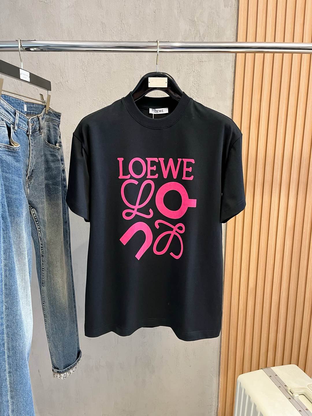 NO:416081,Luo Yiwei 2025 new original single men's casual base short-sleeved T-shirt!  High-end customization, high-end version, fashionable and versatile, loose version, original imported 420g double-strand pure cotton fabric, threaded cuffs, neckline hem, super soft and delicate, skin-friendly and comfortable to wear, high-end boutique, OEM factory made the top body very good, men's essential items, three-standard size M-3XL maximum size can be worn about 200 kilograms, loewe, T-shirt,tees, t-shirt,alexander wang19860909罗意威2025新款原单男士休闲打底短袖T恤！高端定制 高版本 时尚百搭爆款宽松版型原版进口420克双股纯棉面料 螺纹袖口.领口衣摆 手感超柔软细腻 穿着亲肤舒适 高端精品 代工厂精细做上身非常赞 男士必备单品 三标齐全 尺码M-3XL最大码可穿200斤左右,,loewe,T-shirt,tees，t-shirt,alexander wang,Men's clothing