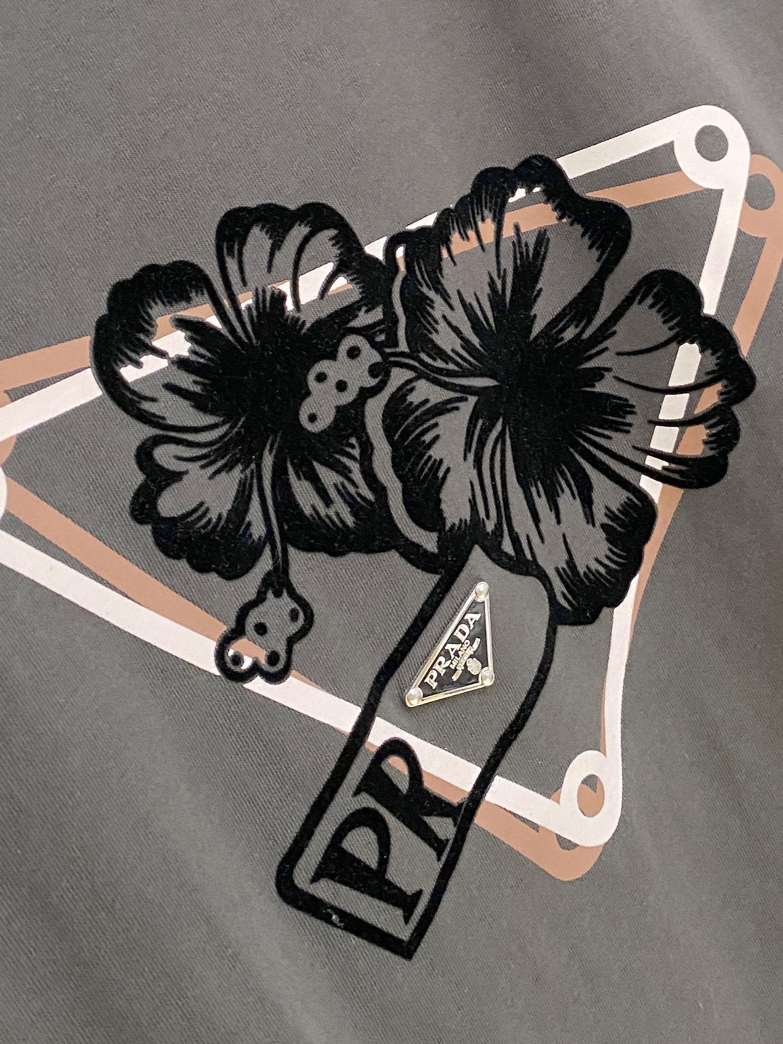 Prada Men's Crew Neck T-Shirt with Floral Logo - Fashionable and Comfortable 5 i1735998849 2925 4