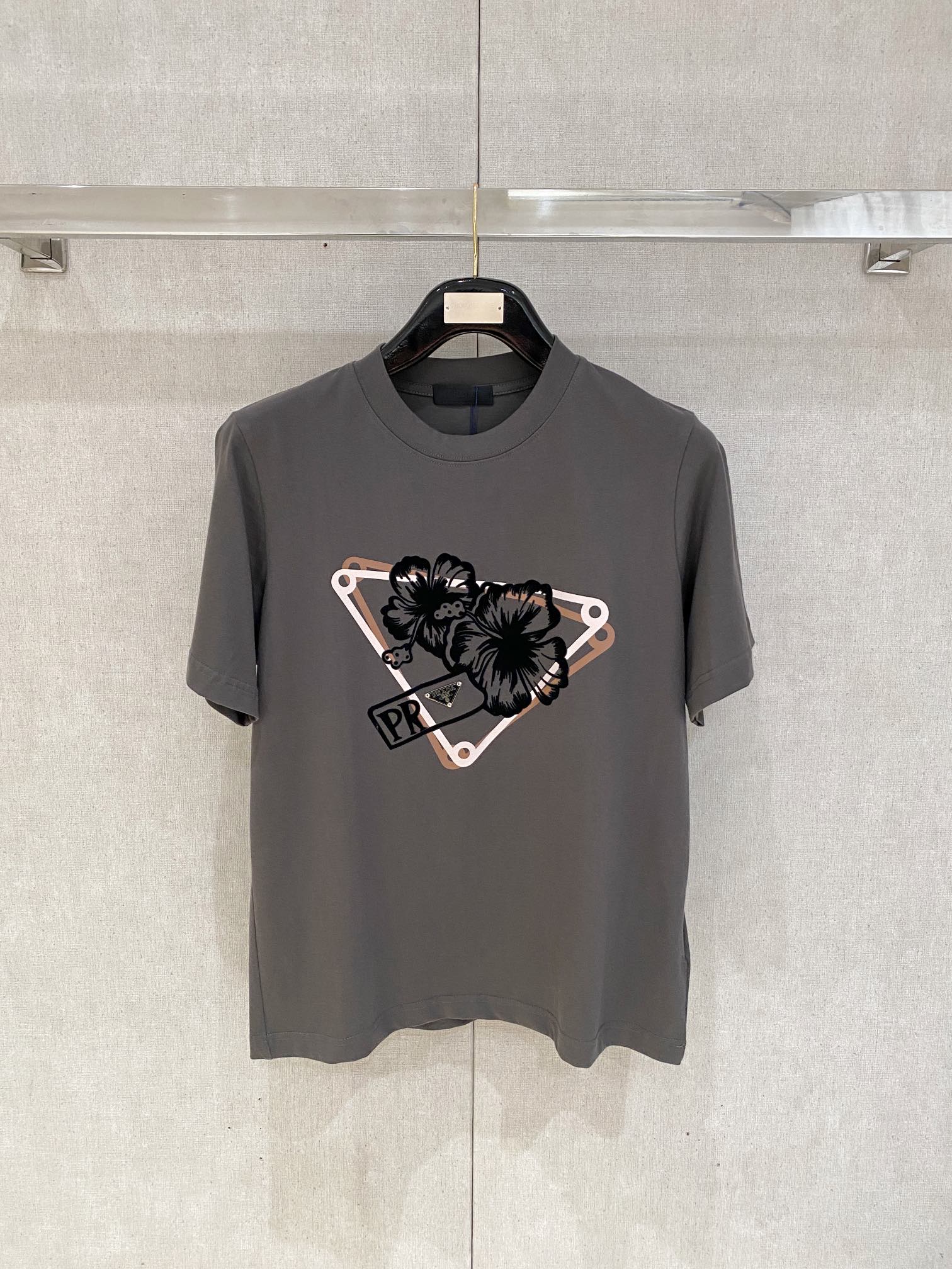 Prada Men's Crew Neck T-Shirt with Floral Logo - Fashionable and Comfortable 1 i1735998849 6438 8