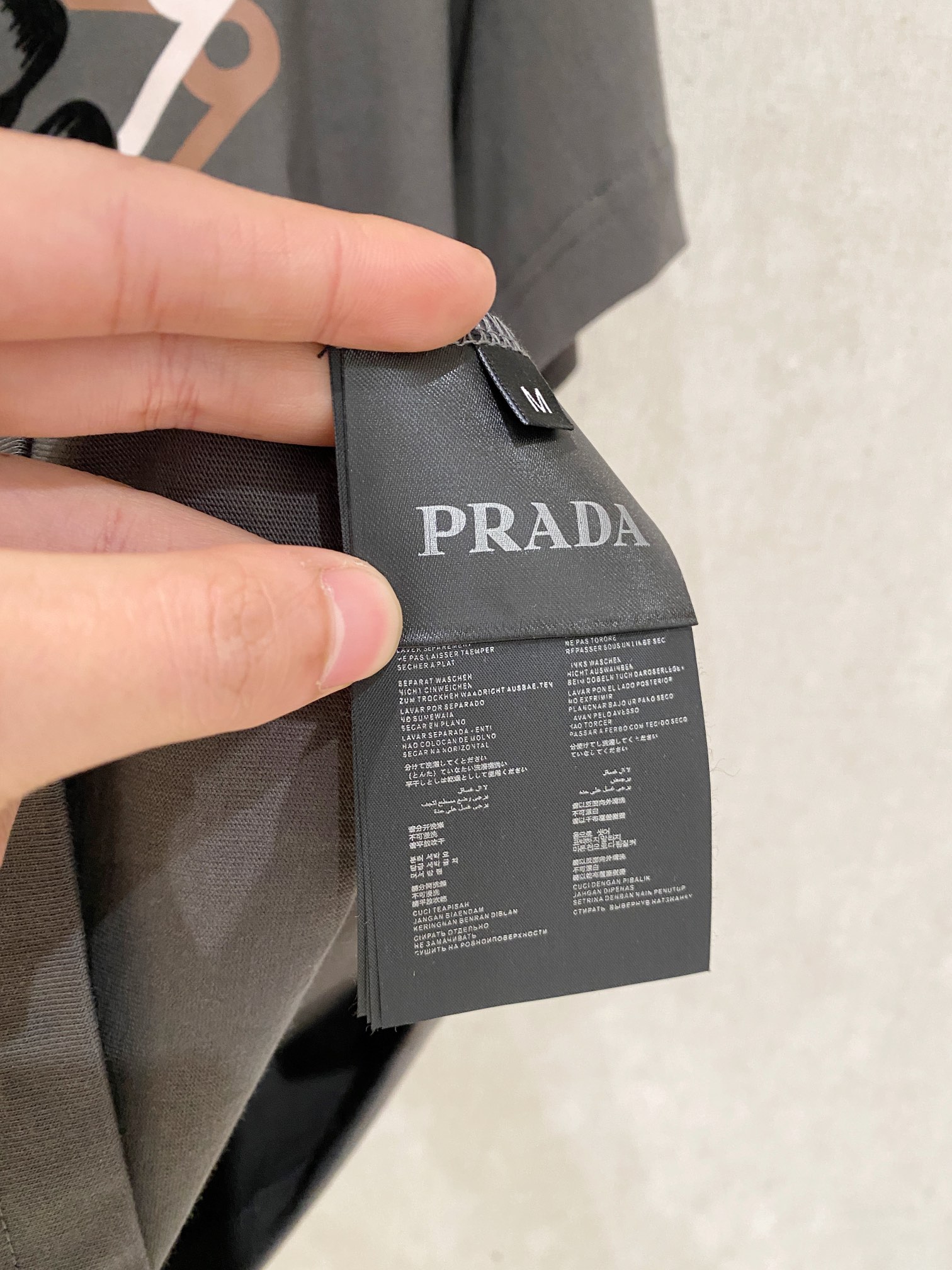 Prada Men's Crew Neck T-Shirt with Floral Logo - Fashionable and Comfortable 8 i1735998849 7240 6