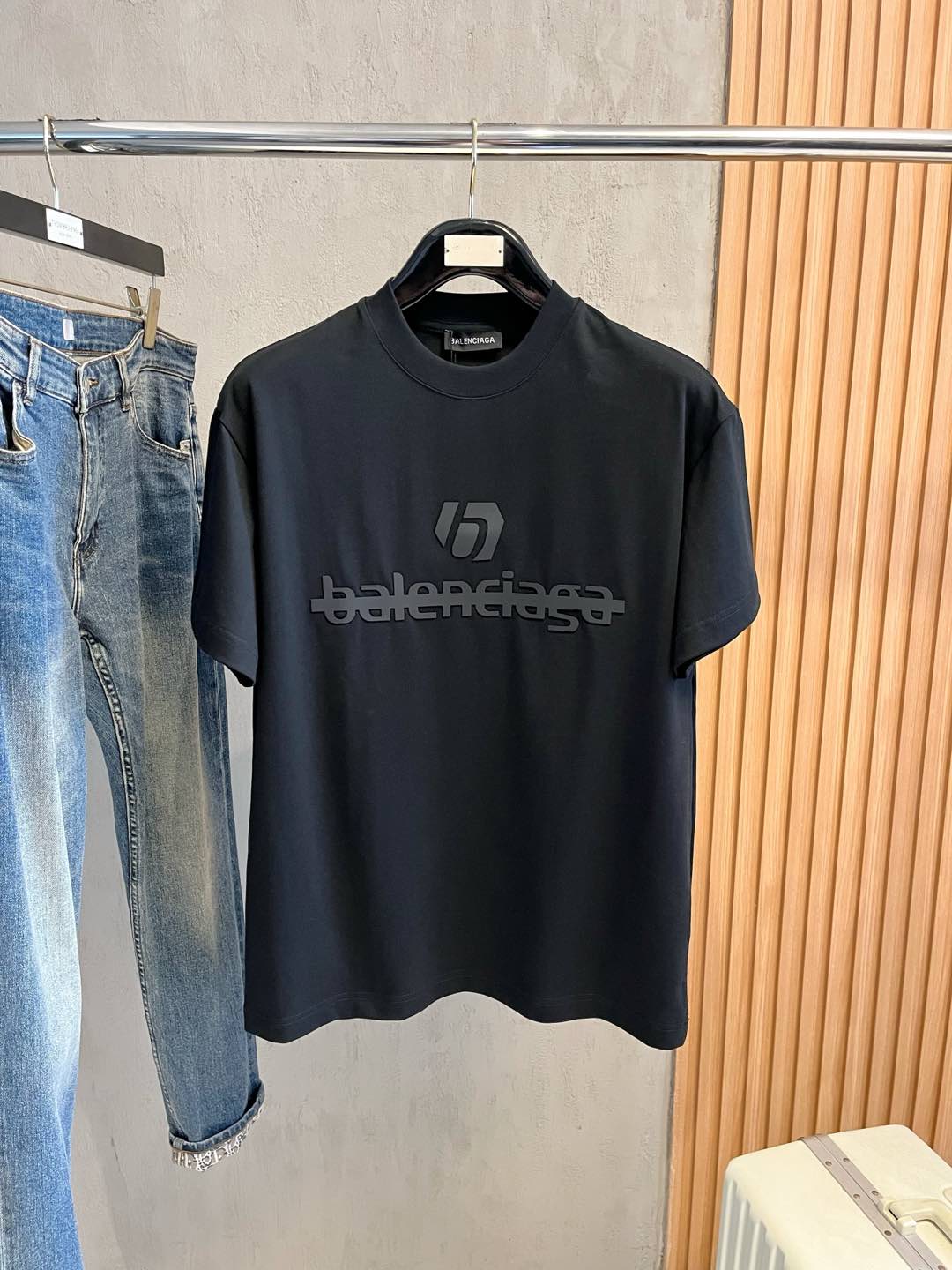 NO:416069,Balenciaga 2025 new original single men's casual base short-sleeved T-shirt!  High-end customization, high-end version, fashionable and versatile, loose version, original imported 420g double-strand pure cotton fabric, threaded cuffs, neckline hem, super soft and delicate, skin-friendly and comfortable to wear, high-end boutique, OEM, fine-made top body, very good, men's essential items, three-standard size M-3XL maximum size can be worn about 200 catties,,balenciaga,T-shirt,tees,t-shirt,alexander wang19860909巴黎世家2025新款原单男士休闲打底短袖T恤！高端定制 高版本 时尚百搭爆款宽松版型原版进口420克双股纯棉面料 螺纹袖口.领口衣摆 手感超柔软细腻 穿着亲肤舒适 高端精品 代工厂精细做上身非常赞 男士必备单品 三标齐全 尺码M-3XL最大码可穿200斤左右,,balenciaga,T-shirt,tees，t-shirt,alexander wang,Men's clothing