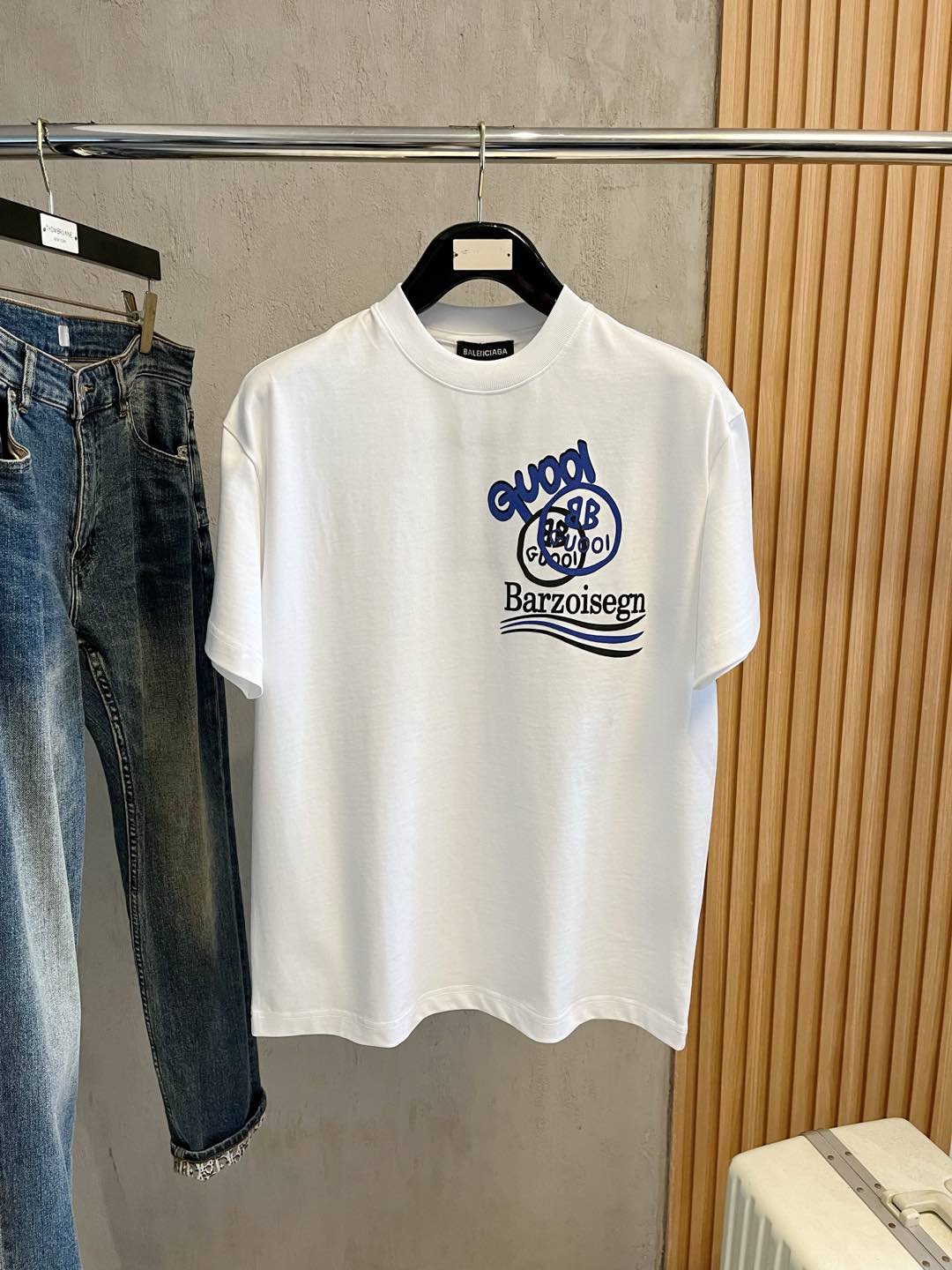 NO:416120,Balenciaga 2025 new thickened original single men's casual base short-sleeved T-shirt!  High-end customization, high-end version, fashionable and versatile, loose version, original imported 420g double-strand pure cotton fabric, threaded cuffs, neckline hem, super soft and delicate, skin-friendly and comfortable to wear, high-end boutique, OEM, fine-made top body, very good, men's essential items, three-standard size M-3XL maximum size can be worn about 200 catties,,balenciaga,T-shirt,tees,t-shirt,alexander wang19860909巴黎世家2025新款加厚原单男士休闲打底短袖T恤！高端定制 高版本 时尚百搭爆款宽松版型原版进口420克双股纯棉面料 螺纹袖口.领口衣摆 手感超柔软细腻 穿着亲肤舒适 高端精品 代工厂精细做上身非常赞 男士必备单品 三标齐全 尺码M-3XL最大码可穿200斤左右,,balenciaga,T-shirt,tees，t-shirt,alexander wang,Men's clothing