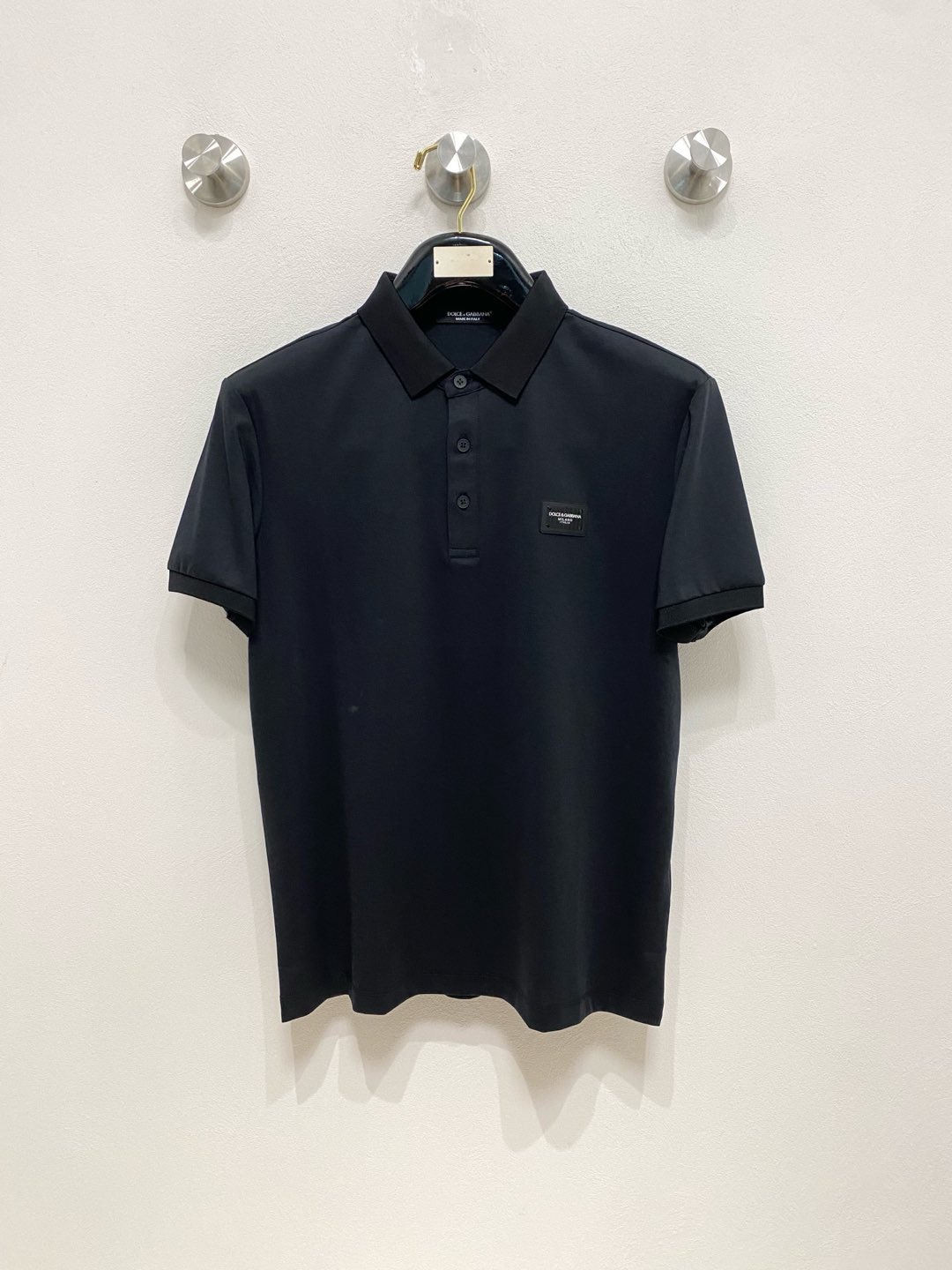 NO:427448,Summer hit Dolce & Gabbana DG 2025ss Summer new letter logo men's lapel Polo shirt!  Classic business men's style, high-end men's style at the ceiling level of business men's style!  Simple, fashionable and elegant, single-wearing inner wear is decent, quality control/detail control takes away, low-key, luxurious and connotative!  Customer-supplied fixed mesh flooring cotton cloth is carefully made, the surface of the fabric is evenly arranged and neatly arranged, with excellent breathability and heat dissipation and sweat resistance, and the comfort level of the upper body is completely better than that of ordinary single-sided sweat cloth tissue!  The classic brand LOGO logo on the chest is created with top-level craftsmanship. The LOGO has three-dimensional, clear and full texture, and is an extraordinary product in the classic field whether it is inner wear or single wear!  The exquisite cutting process, the processing of every detail is very standard and delicate, and it is comparable to that of ordinary LOW products on the market. Men must enter the basic versatile Polo shirts!  Multi-color Size M-3xl, Dolce & Gabbana, alexander wang19860909夏季爆款 杜嘉班纳 DG 2025ss夏季新款字母logo男士翻领Polo衫！经典商务男款,高端男装的天花板级别的商务男款！简约时尚大气不失优雅,单穿内搭体面过人,品质控/细节控的闭眼带走,低调又奢华有内涵！ 客供定织网眼珠地棉布精心制成,面料表面排列均匀整齐的网眼纹理,透气性和散热排汗性极佳,上身舒适程度完全优于普通单面汗布组织！胸前经典的品牌LOGO标识,采用顶级工艺打造,LOGO立体清晰饱满,质感非凡的特质,无论是内搭还是单穿都是一款经典领域的产品！精妙绝伦的裁剪工艺,每一个细节处理的非常标准细腻,非市面一般LOW货可以媲美的,男士必入基础百搭款Polo衫推荐！ 颜色多颜色 尺码M-3xl,,Dolce&Gabbana,alexander wang,Men's clothing