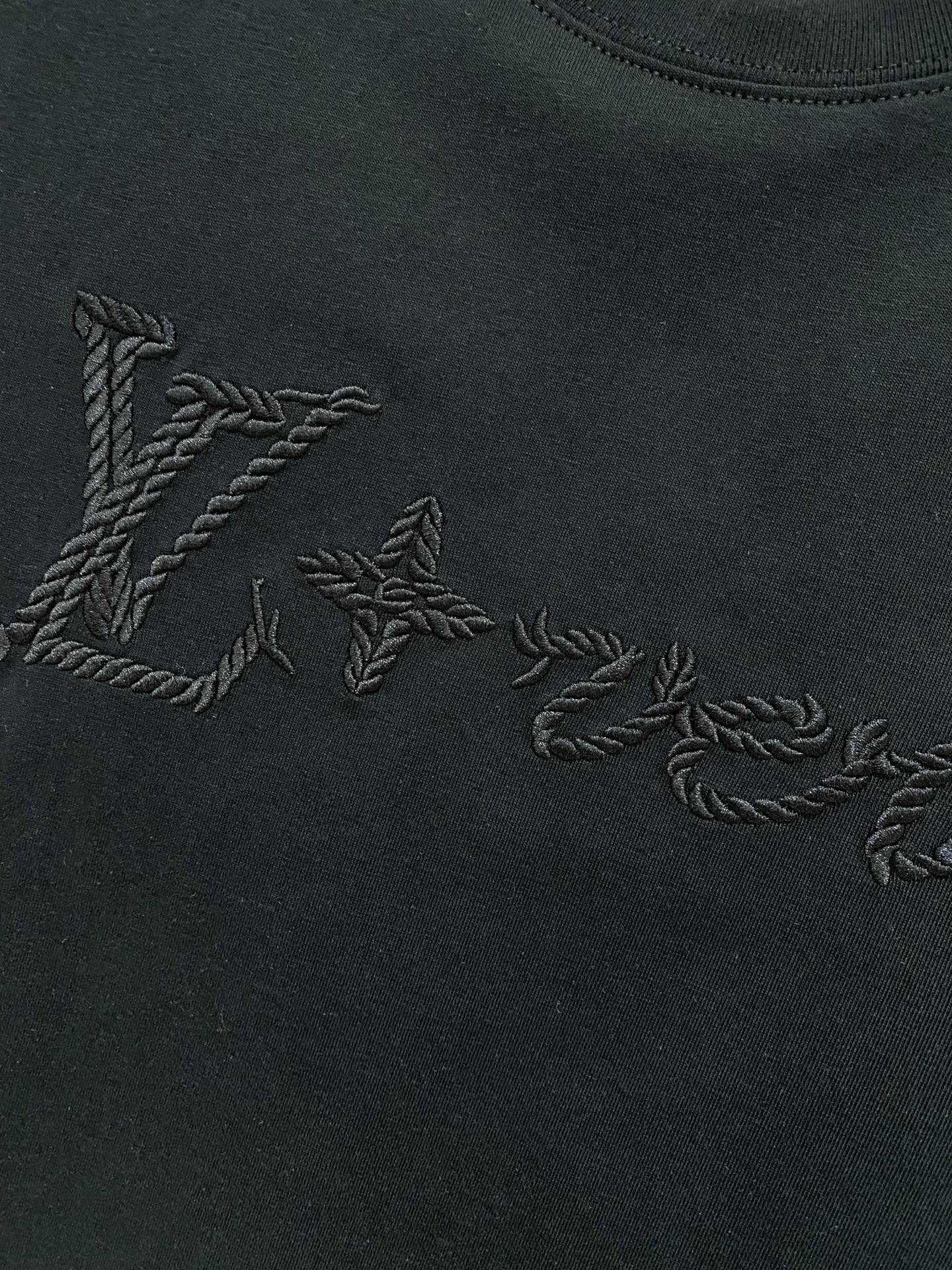 ssLV纯棉最新面料经典标识图案logo时尚简约潮流短袖，最顶级的品质专柜原单短袖，顶级制作工艺进口面料