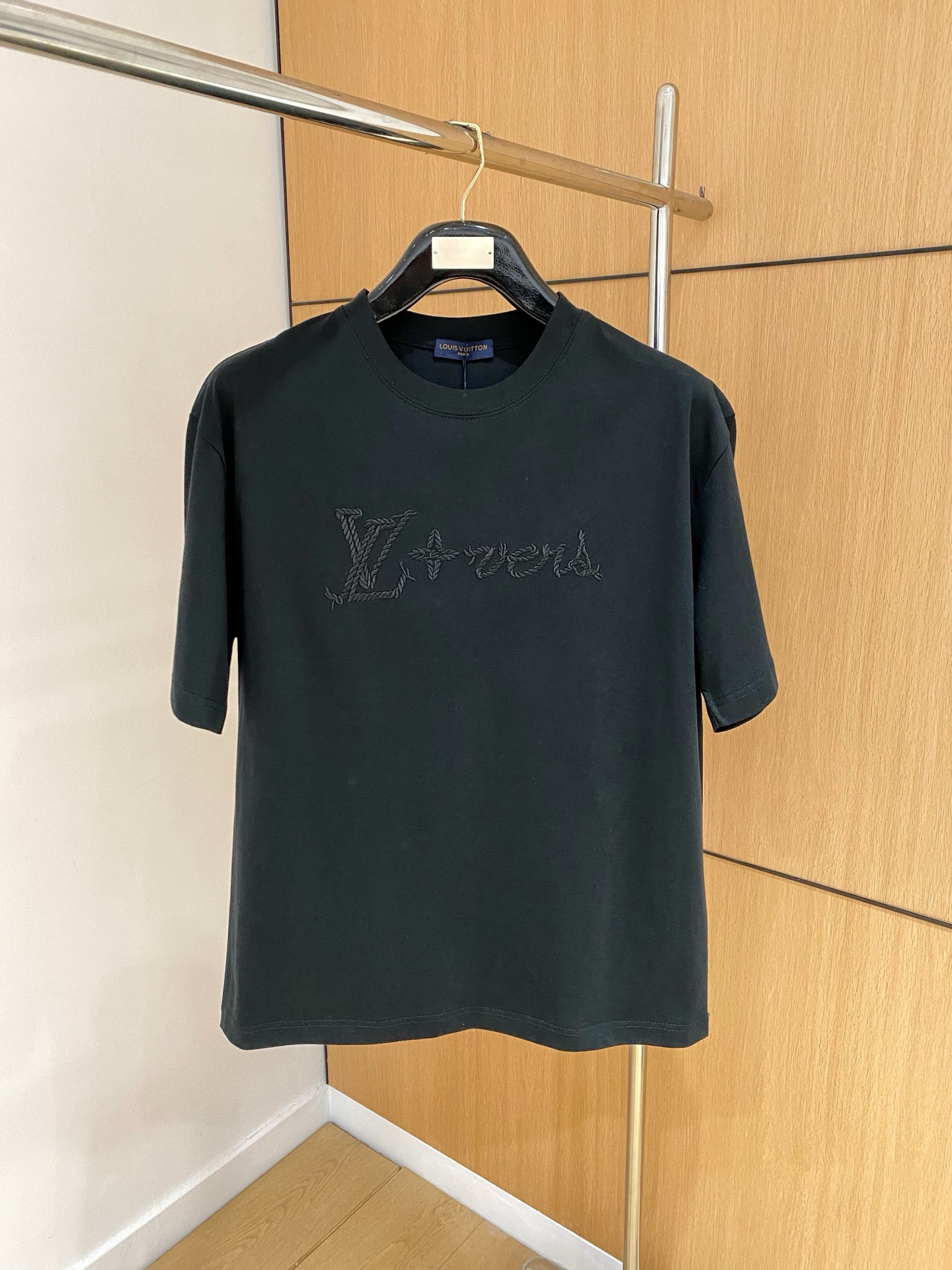ssLV纯棉最新面料经典标识图案logo时尚简约潮流短袖，最顶级的品质专柜原单短袖，顶级制作工艺进口面料