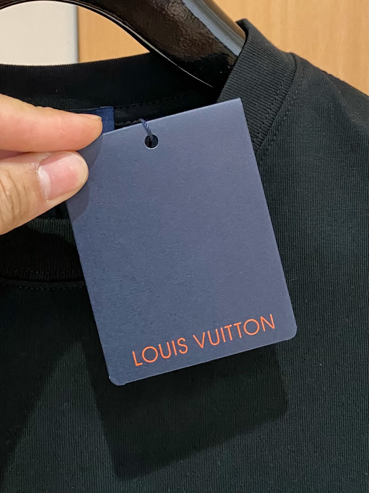 ssLV纯棉最新面料经典标识图案logo时尚简约潮流短袖，最顶级的品质专柜原单短袖，顶级制作工艺进口面料