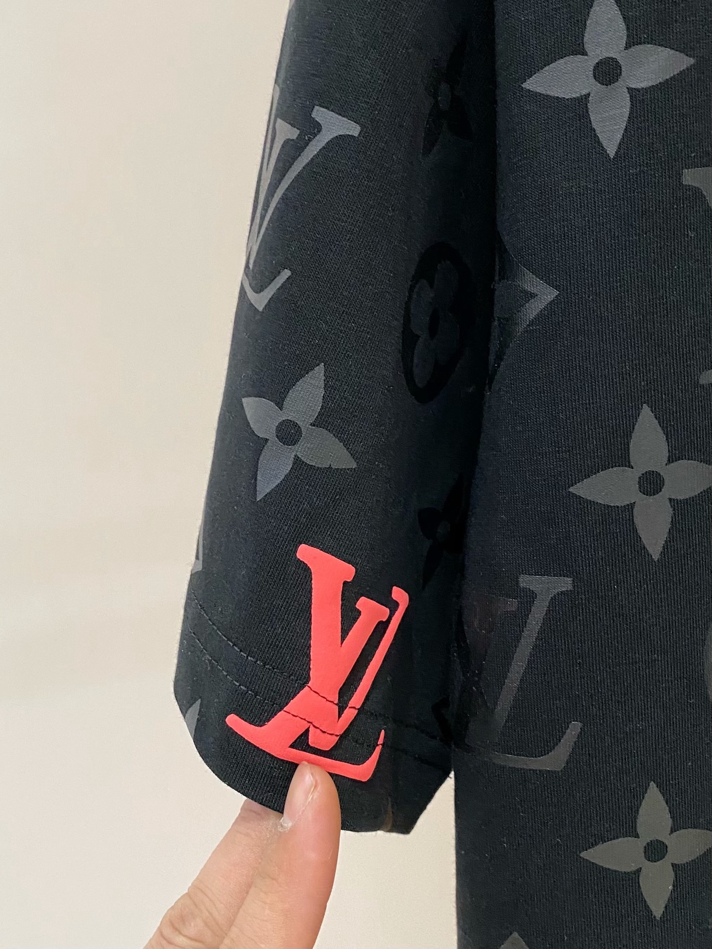 ssLV纯棉最新面料经典标识图案logo时尚简约潮流短袖，最顶级的品质专柜原单短袖，顶级制作工艺进口面料