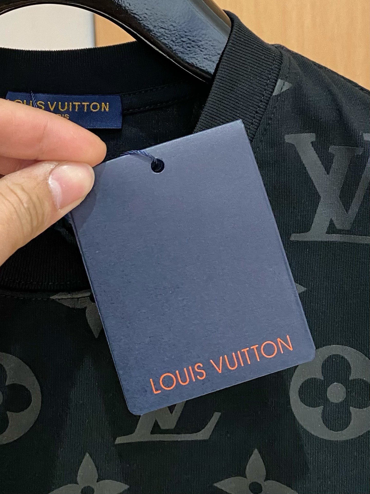 ssLV纯棉最新面料经典标识图案logo时尚简约潮流短袖，最顶级的品质专柜原单短袖，顶级制作工艺进口面料