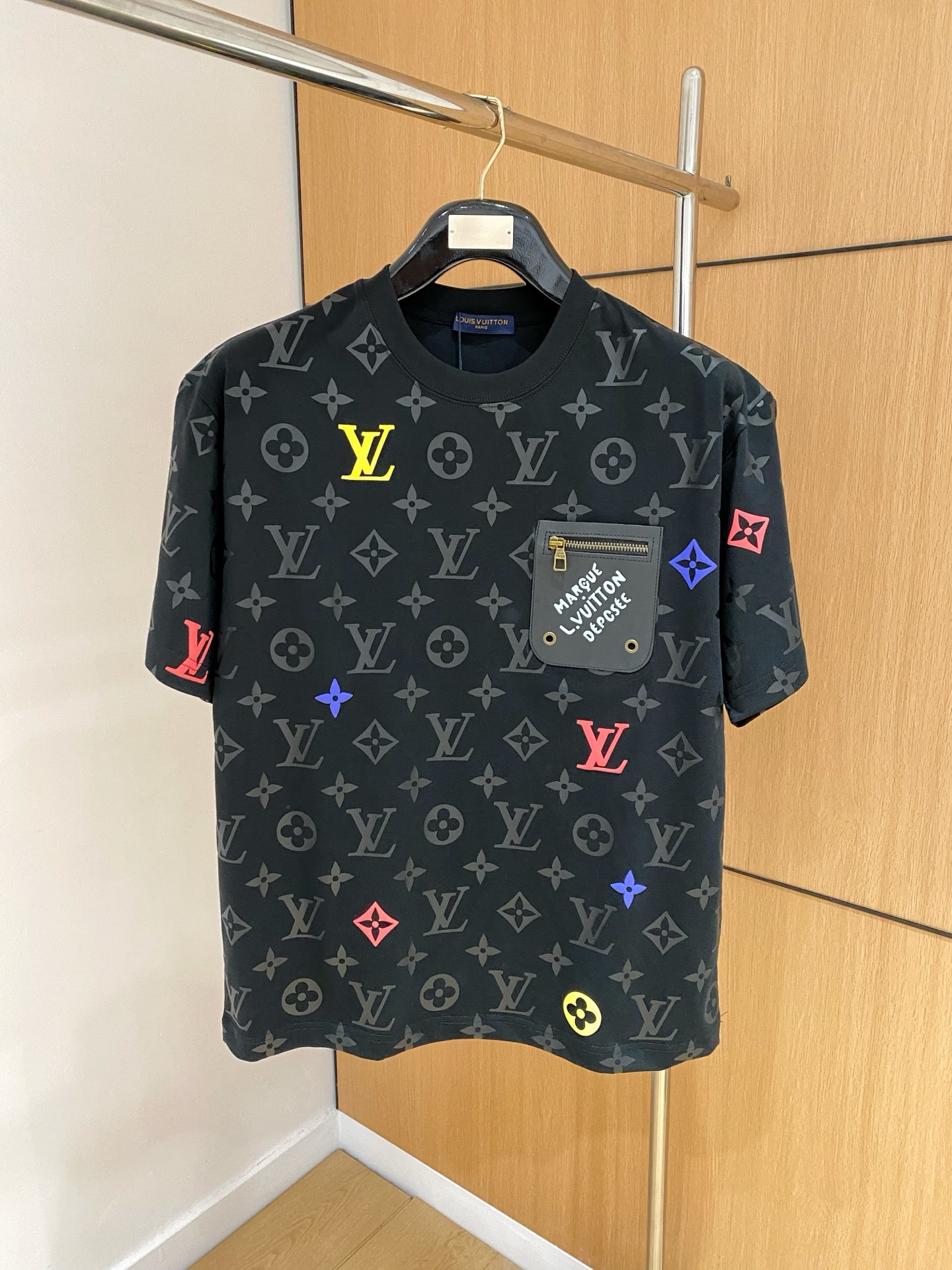 ssLV纯棉最新面料经典标识图案logo时尚简约潮流短袖，最顶级的品质专柜原单短袖，顶级制作工艺进口面料