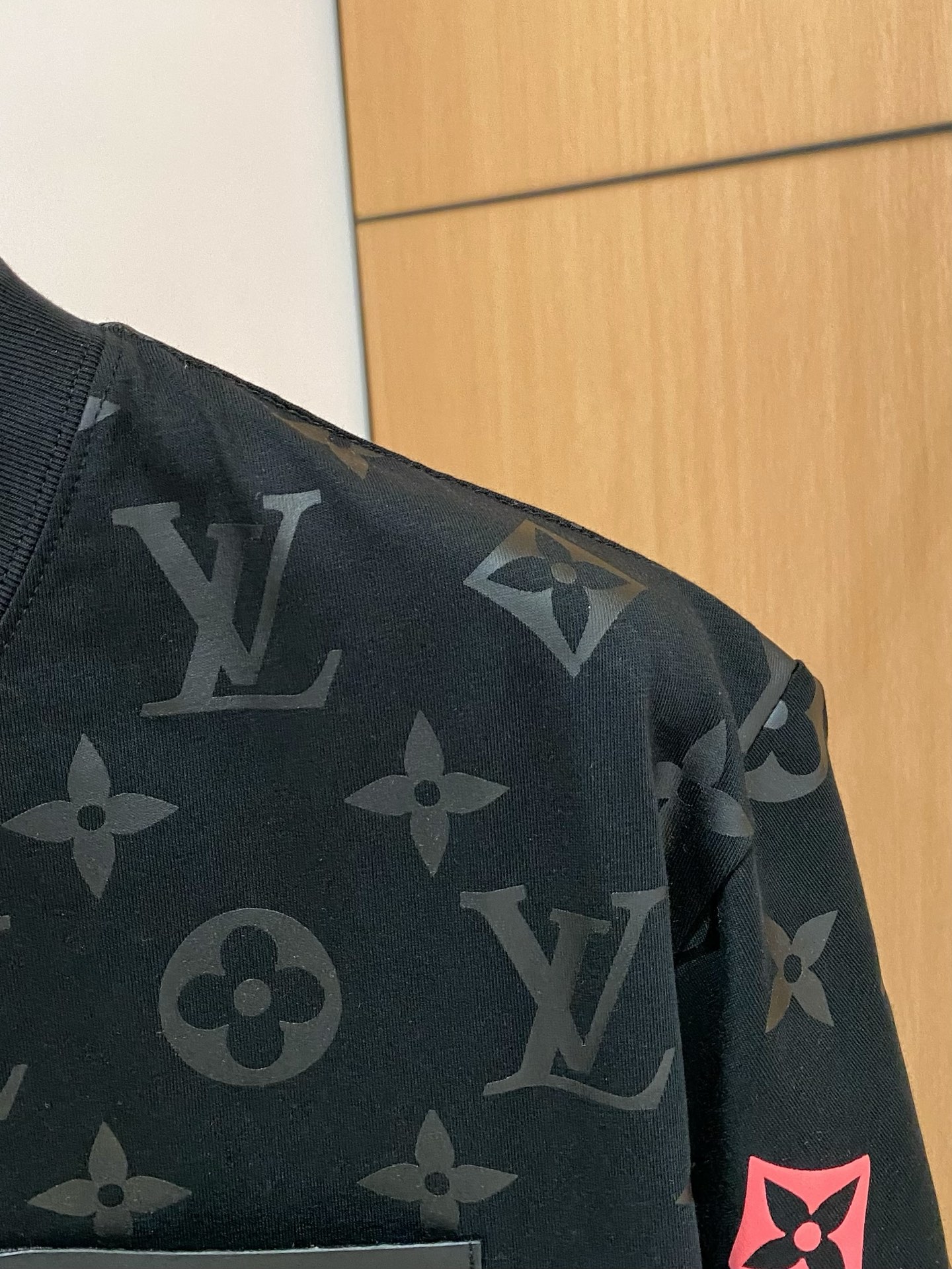 ssLV纯棉最新面料经典标识图案logo时尚简约潮流短袖，最顶级的品质专柜原单短袖，顶级制作工艺进口面料