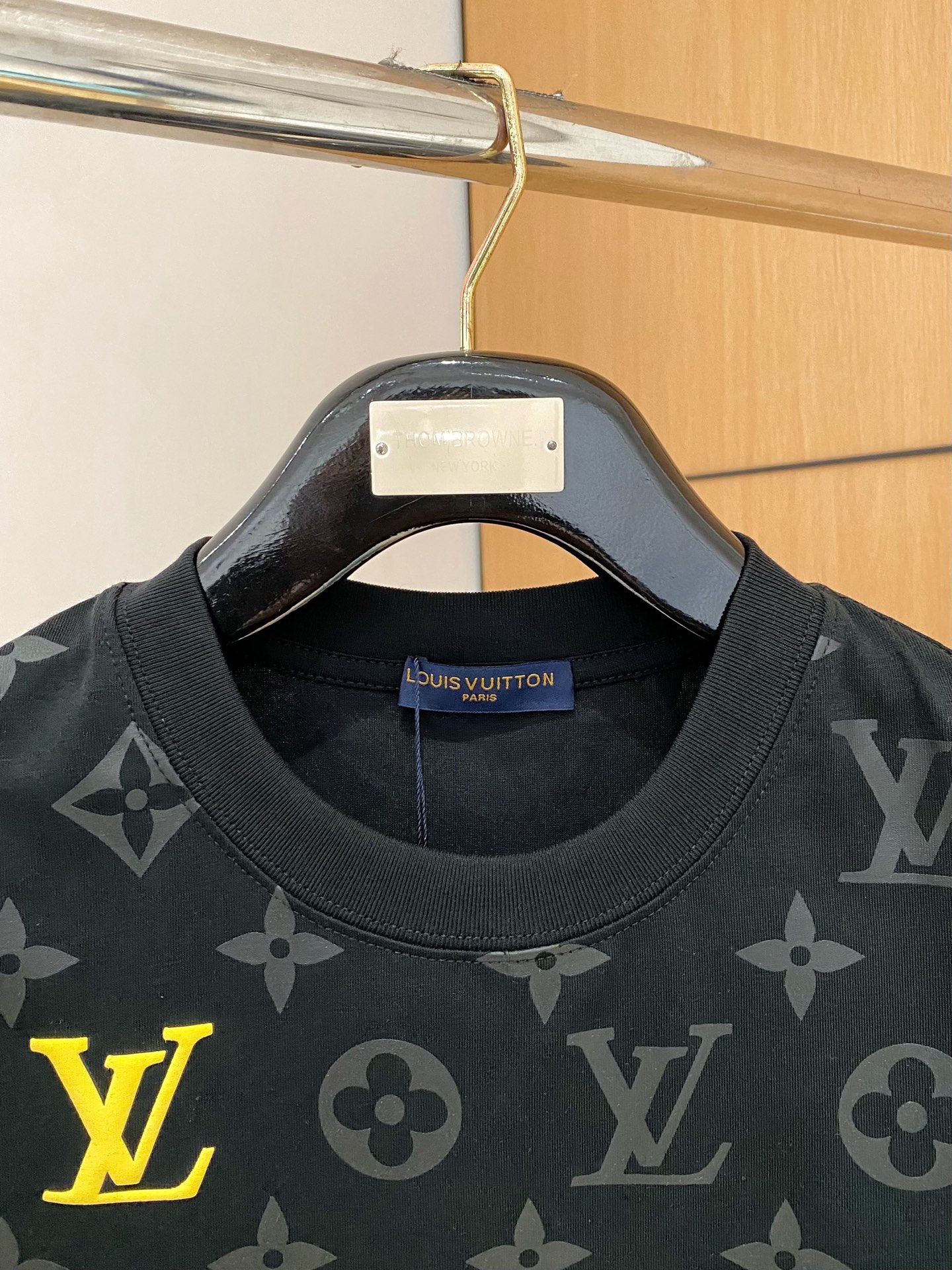 ssLV纯棉最新面料经典标识图案logo时尚简约潮流短袖，最顶级的品质专柜原单短袖，顶级制作工艺进口面料