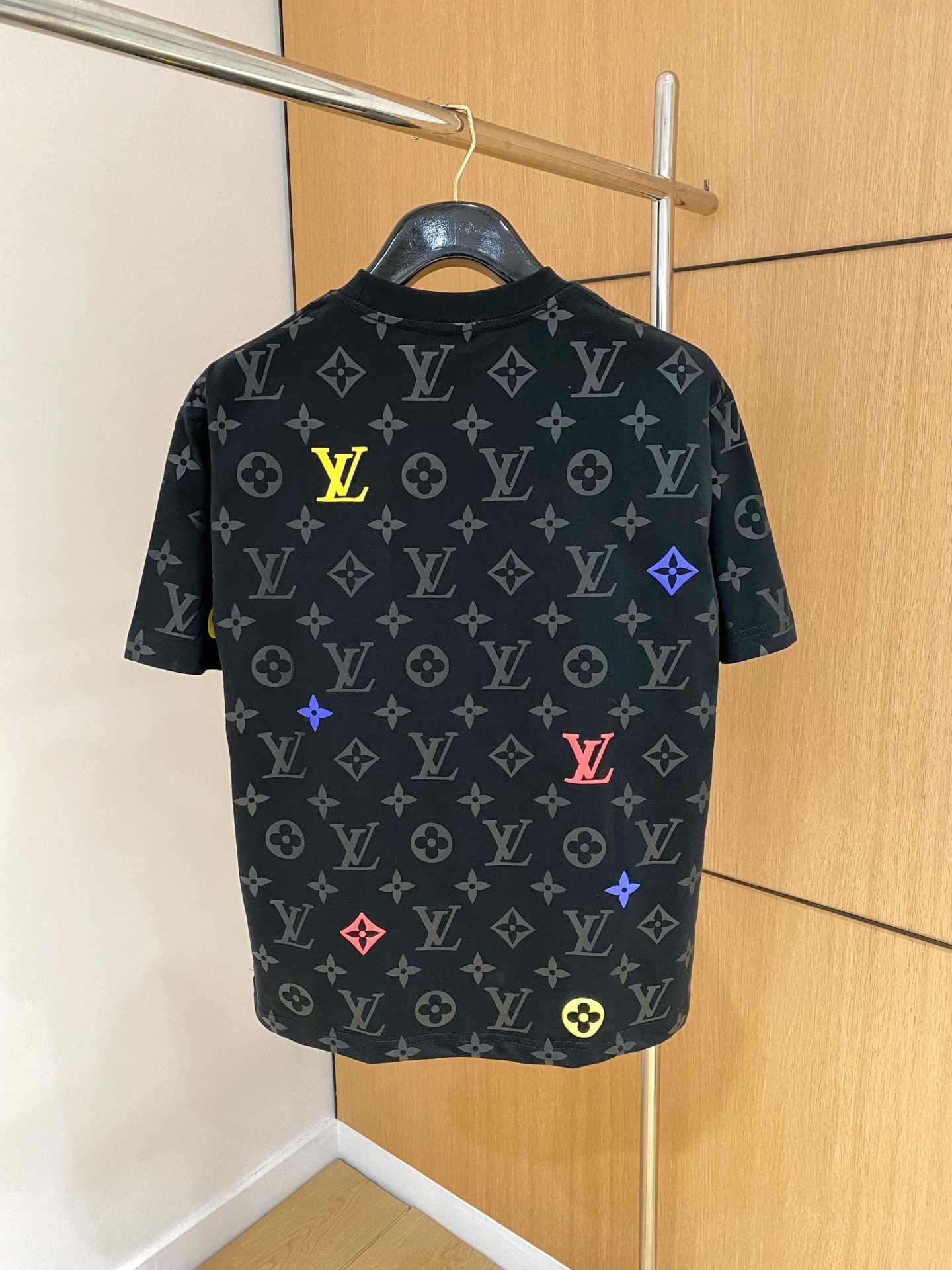 ssLV纯棉最新面料经典标识图案logo时尚简约潮流短袖，最顶级的品质专柜原单短袖，顶级制作工艺进口面料