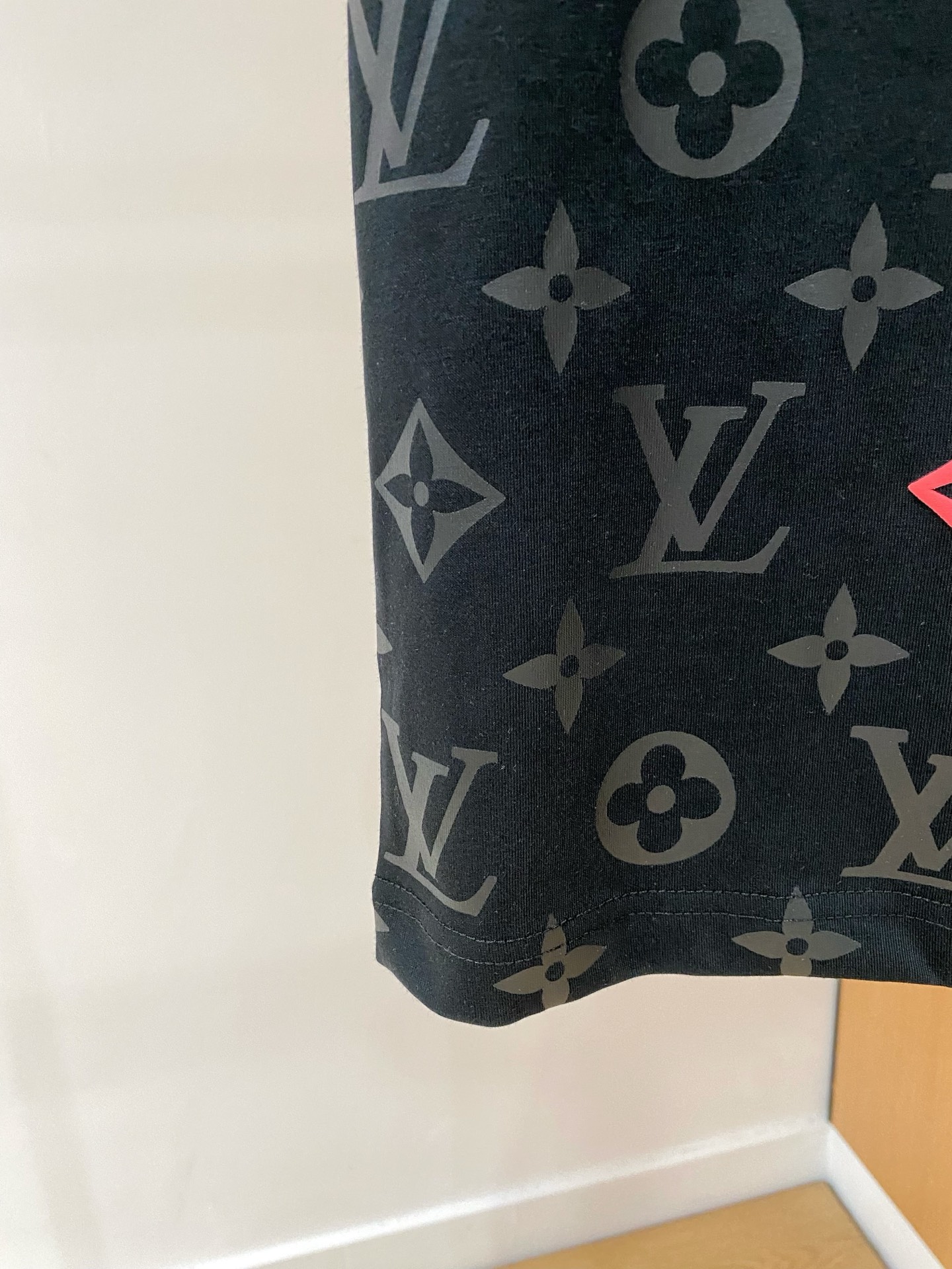 ssLV纯棉最新面料经典标识图案logo时尚简约潮流短袖，最顶级的品质专柜原单短袖，顶级制作工艺进口面料