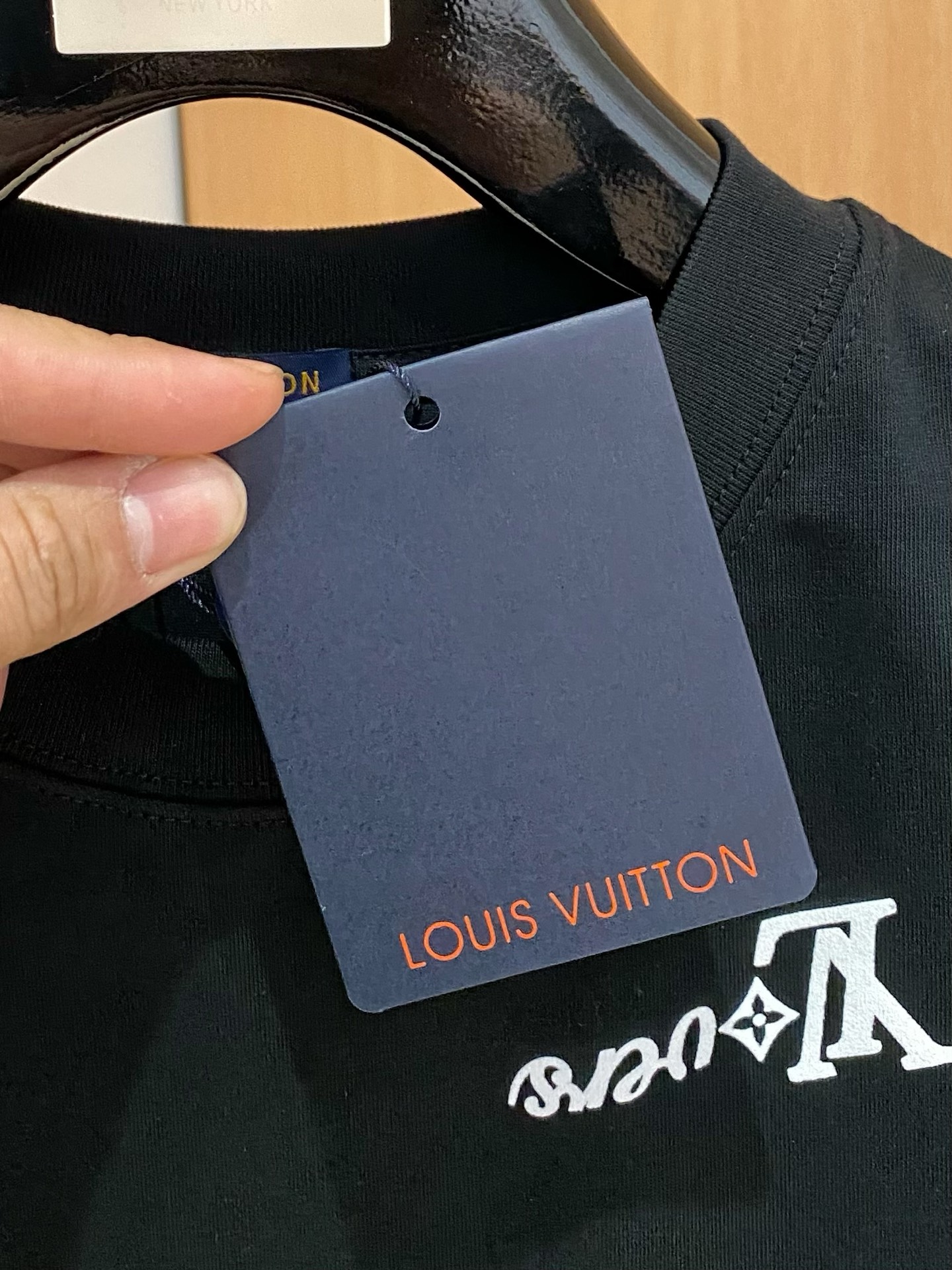 ssLV纯棉最新面料经典标识图案logo时尚简约潮流短袖，最顶级的品质专柜原单短袖，顶级制作工艺进口面料