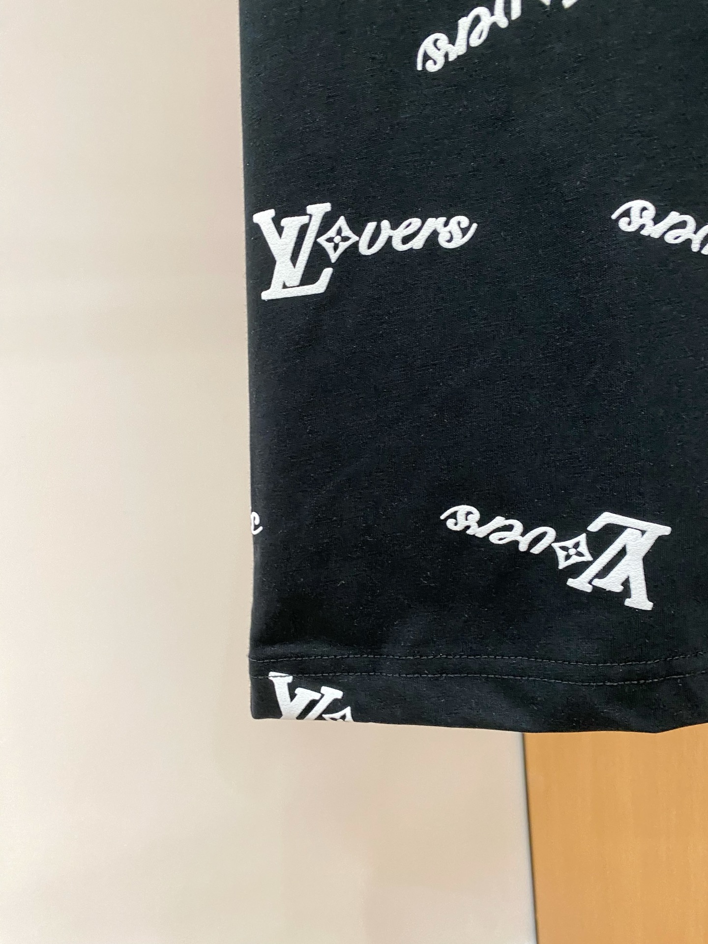 ssLV纯棉最新面料经典标识图案logo时尚简约潮流短袖，最顶级的品质专柜原单短袖，顶级制作工艺进口面料