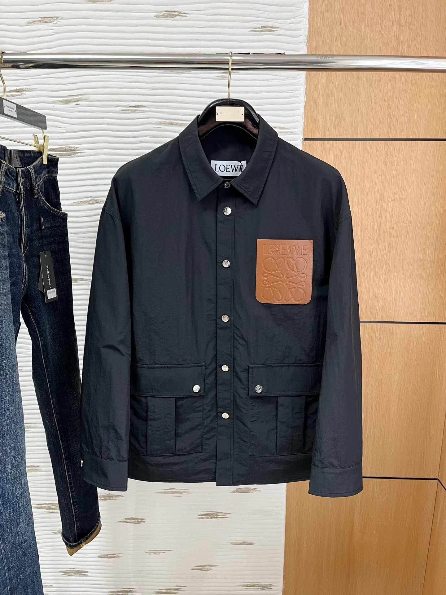 NO:118371,Luo Yiwei's official website has the same style, complete three standards!  2025 spring and summer new men's jacket, fashionable and casual high-end version!  Customized fabrics for counters are breathable and comfortable, with impeccable details, and the brand element design concept reflects high quality. The feel is delicate and soft!  It is casually cut, with a great upper body style!  Code number M-3Xl.,,loewe,jackets & coats,jackets & coats,alexander wang19860909罗意威 官网同款,三标齐全！2025春夏新款男士夹克外套,时尚休闲高端版本！专柜定制面料 透气舒适度高,细节无可挑剔,品牌元素设计理念,体现高品质.手感细腻柔软！呈现休闲裁剪,上身版型超赞！码数M-3Xl .,,loewe,jackets & coats,jackets & coats,alexander wang,Men's clothing