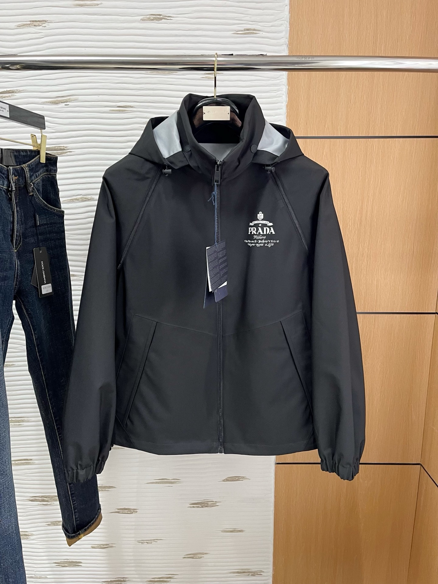 NO:119120,.The same style on the official website of Prada windbreaker, with three specifications complete!  2025 spring and summer new men's jacket, fashionable and casual high-end version!  Customized fabrics for counters are breathable and comfortable, with impeccable details, and the brand element design concept reflects high quality. The feel is delicate and soft!  It is casually cut, with a great upper body style!  Code number M-3Xl.,,prada,jackets & coats,jackets & coats,alexander wang19860909.普拉达冲锋衣官网同款,三标齐全！2025春夏新款男士夹克外套,时尚休闲高端版本！专柜定制面料 透气舒适度高,细节无可挑剔,品牌元素设计理念,体现高品质.手感细腻柔软！呈现休闲裁剪,上身版型超赞！码数M-3Xl .,,prada,jackets & coats,jackets & coats,alexander wang,Men's clothing