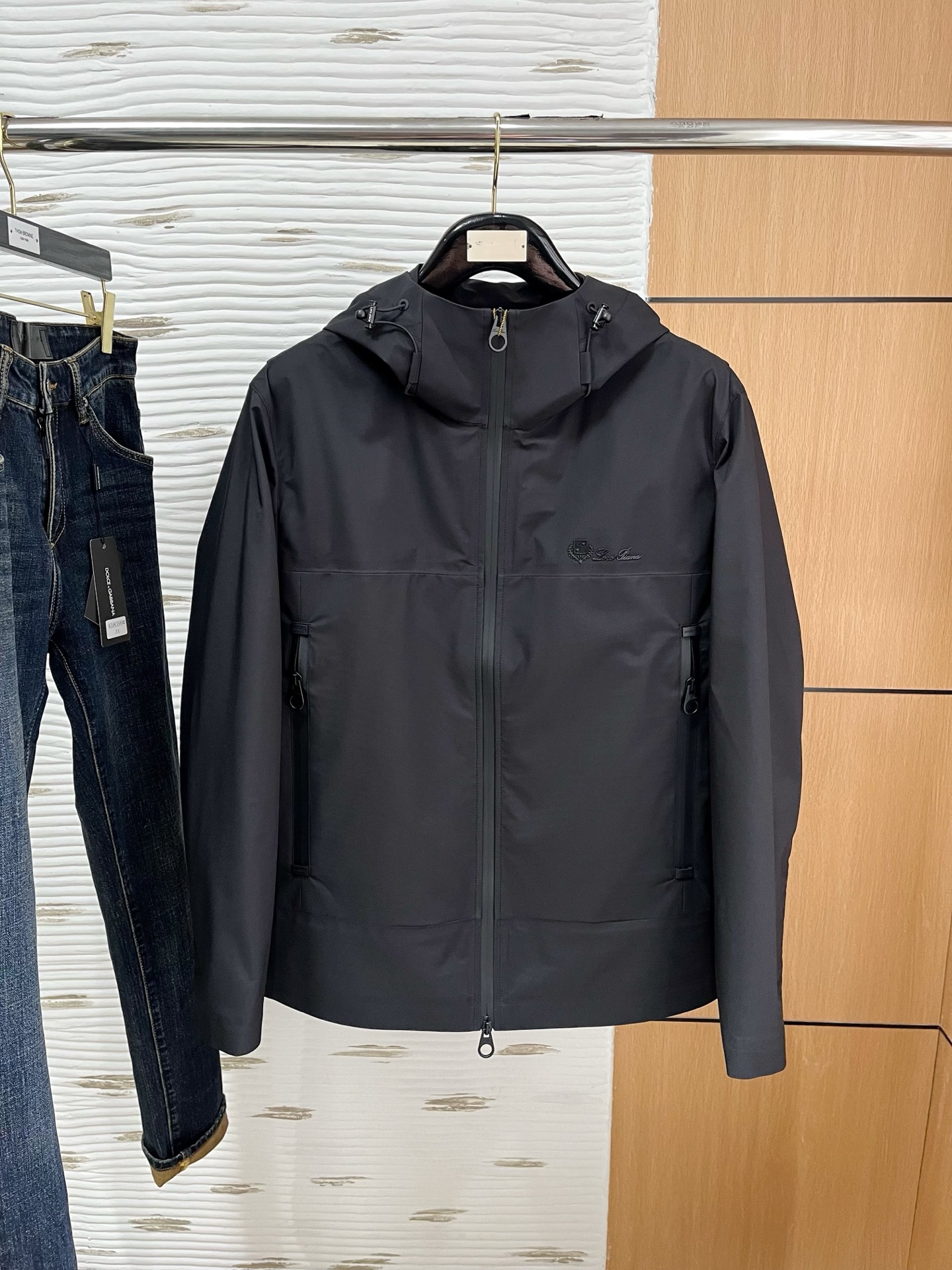 NO:119123,.LP official website has the same model, complete three standards!  2025 spring and summer new men's jacket, fashionable and casual high-end version!  Customized fabrics for counters are breathable and comfortable, with impeccable details, and the brand element design concept reflects high quality. The feel is delicate and soft!  It is casually cut, with a great upper body style!  Code number M-3Xl.,,loro piana,jackets & coats,jackets & coats,alexander wang19860909.LP官网同款,三标齐全！2025春夏新款男士夹克外套,时尚休闲高端版本！专柜定制面料 透气舒适度高,细节无可挑剔,品牌元素设计理念,体现高品质.手感细腻柔软！呈现休闲裁剪,上身版型超赞！码数M-3Xl .,,loro piana,jackets & coats,jackets & coats,alexander wang,Men's clothing