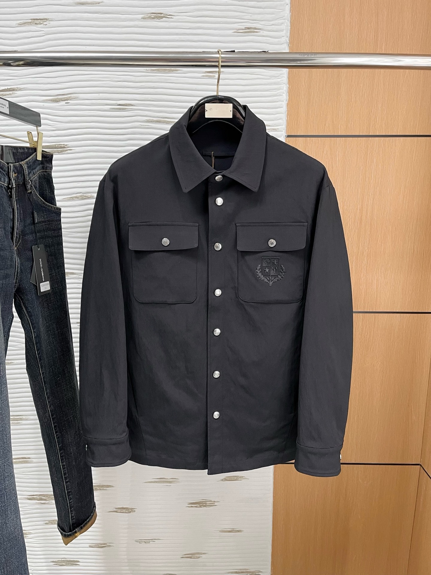 NO:118374,The same model on the official website of Lp, complete with three standards!  2025 spring and summer new men's jacket, fashionable and casual high-end version!  Customized fabrics for counters are breathable and comfortable, with impeccable details, and the brand element design concept reflects high quality. The feel is delicate and soft!  It is casually cut, with a great upper body style!  Code number M-3Xl.,,loro piana,jackets & coats,jackets & coats,alexander wang19860909Lp 官网同款,三标齐全！2025春夏新款男士夹克外套,时尚休闲高端版本！专柜定制面料 透气舒适度高,细节无可挑剔,品牌元素设计理念,体现高品质.手感细腻柔软！呈现休闲裁剪,上身版型超赞！码数M-3Xl .,,loro piana,jackets & coats,jackets & coats,alexander wang,Men's clothing