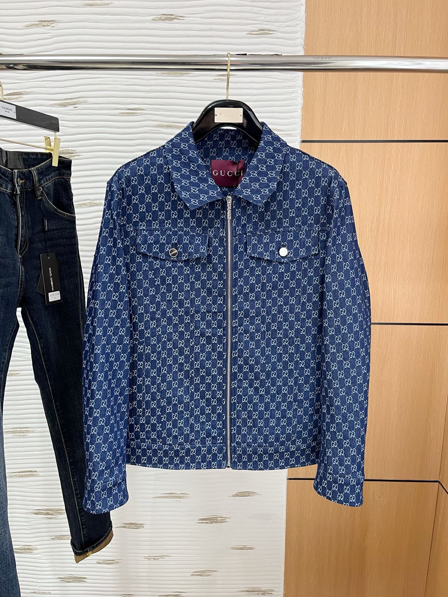 NO:117422,G Home’s official website has the same style, complete three standards!  2025 spring and summer new men's jacket, fashionable and casual high-end version!  Customized fabrics for counters are breathable and comfortable, with impeccable details, and the brand element design concept reflects high quality. The feel is delicate and soft!  It is casually cut, with a great upper body style!  Code number M-3Xl.,,gucci,jackets & coats,jackets & coats,alexander wang19860909G家 官网同款,三标齐全！2025春夏新款男士夹克外套,时尚休闲高端版本！专柜定制面料 透气舒适度高,细节无可挑剔,品牌元素设计理念,体现高品质.手感细腻柔软！呈现休闲裁剪,上身版型超赞！码数M-3Xl .,,gucci,jackets & coats,jackets & coats,alexander wang,Men's clothing