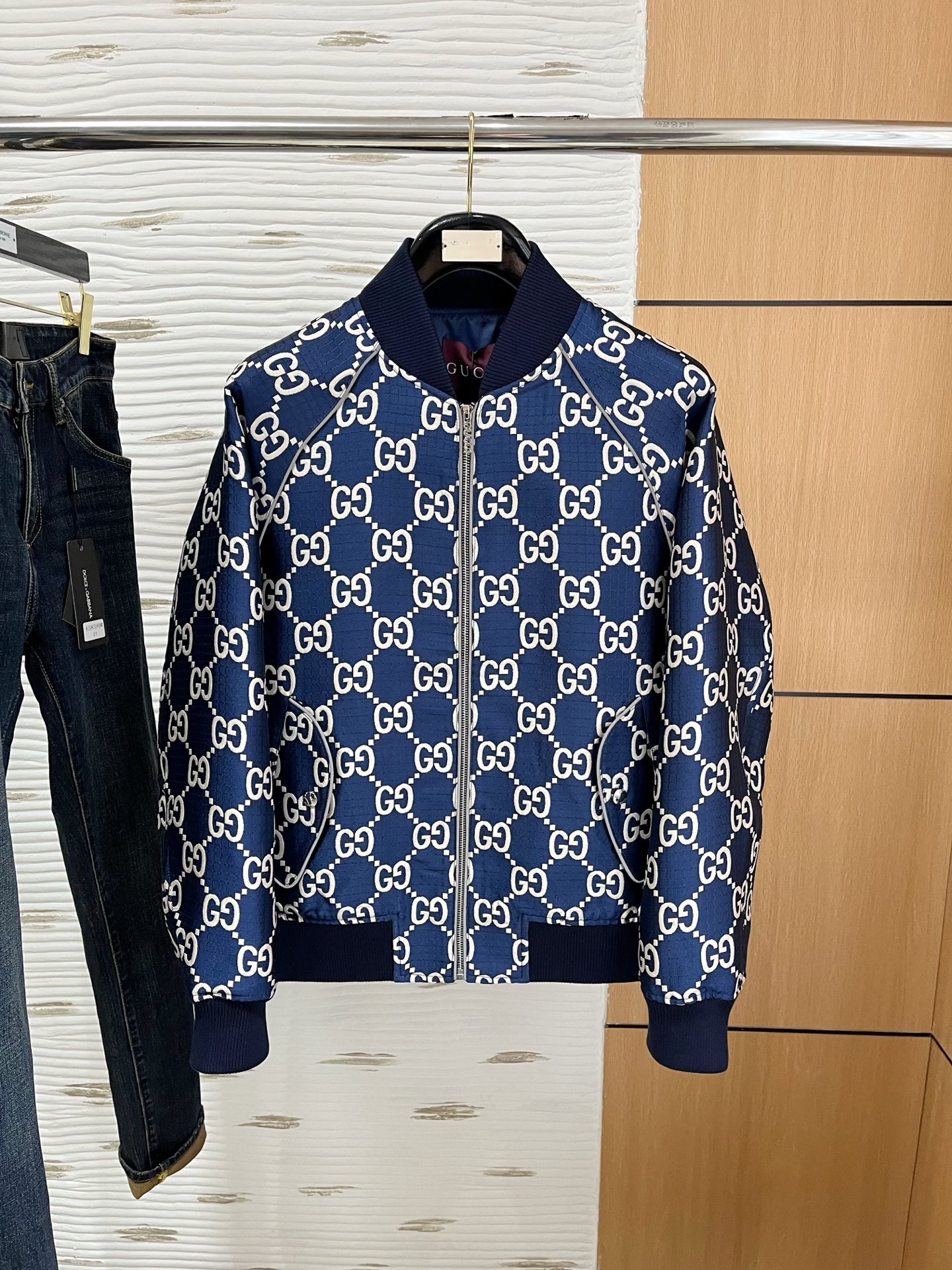 NO:117428,The same model on the official website of G family, complete with three specifications!  2025 spring and summer new men's jacket, fashionable and casual high-end version!  Customized fabrics for counters are breathable and comfortable, with impeccable details, and the brand element design concept reflects high quality. The feel is delicate and soft!  It is casually cut, with a great upper body style!  Code number M-3Xl.,,gucci,jackets & coats,jackets & coats,alexander wang19860909G家官网同款,三标齐全！2025春夏新款男士夹克外套,时尚休闲高端版本！专柜定制面料 透气舒适度高,细节无可挑剔,品牌元素设计理念,体现高品质.手感细腻柔软！呈现休闲裁剪,上身版型超赞！码数M-3Xl .,,gucci,jackets & coats,jackets & coats,alexander wang,Men's clothing