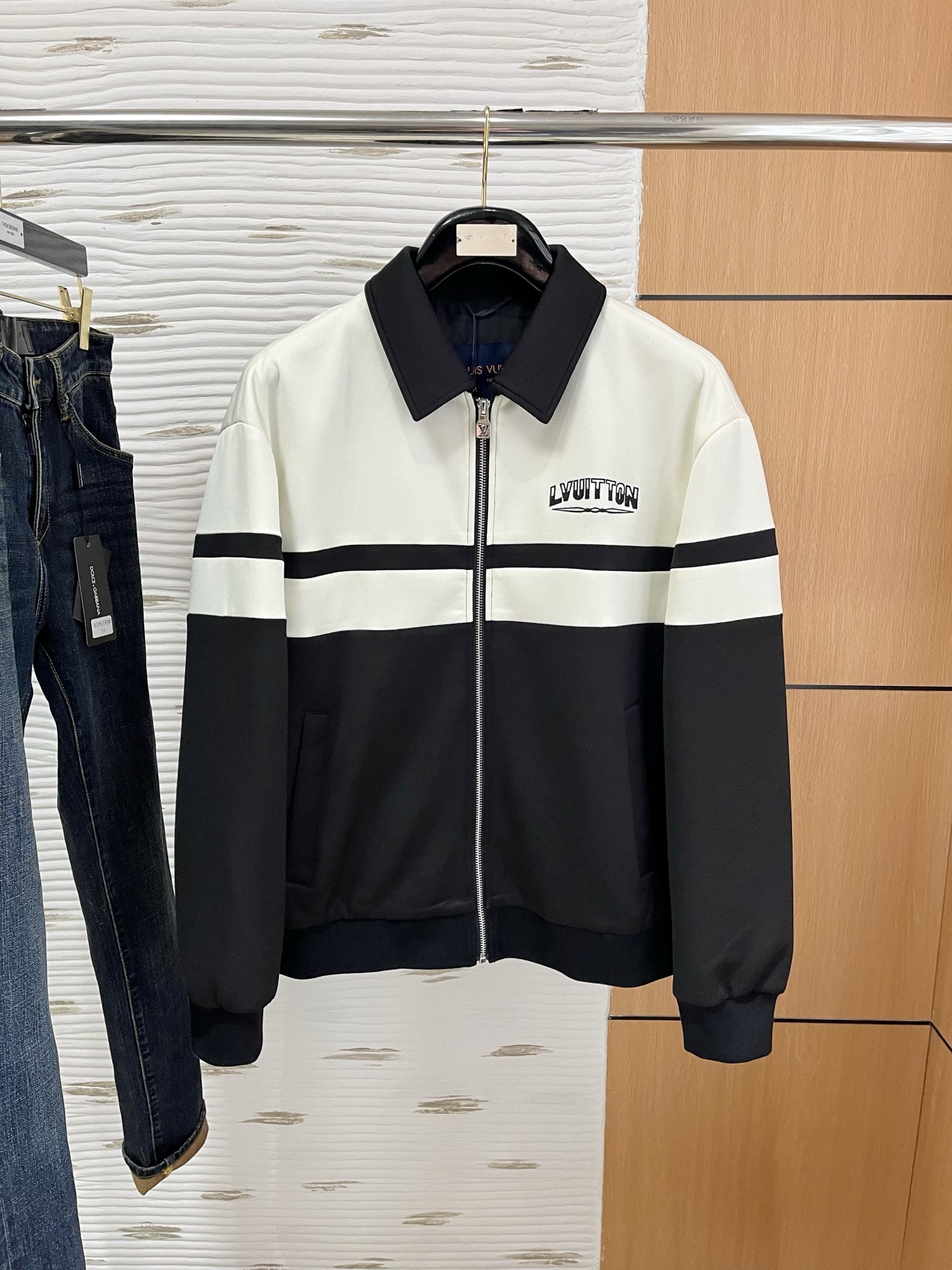 NO:117423,Lv* new product, same model on the official website, complete with three standards!  2025 spring and summer new men's jacket, fashionable and casual high-end version!  Customized fabrics for counters are breathable and comfortable, with impeccable details, and the brand element design concept reflects high quality. The feel is delicate and soft!  It is casually cut, with a great upper body style!  Code number M-3Xl.,,louis vuitton,jackets & coats,jackets & coats,alexander wang19860909Lv*新品 官网同款,三标齐全！2025春夏新款男士夹克外套,时尚休闲高端版本！专柜定制面料 透气舒适度高,细节无可挑剔,品牌元素设计理念,体现高品质.手感细腻柔软！呈现休闲裁剪,上身版型超赞！码数M-3Xl .,,louis vuitton,jackets & coats,jackets & coats,alexander wang,Men's clothing