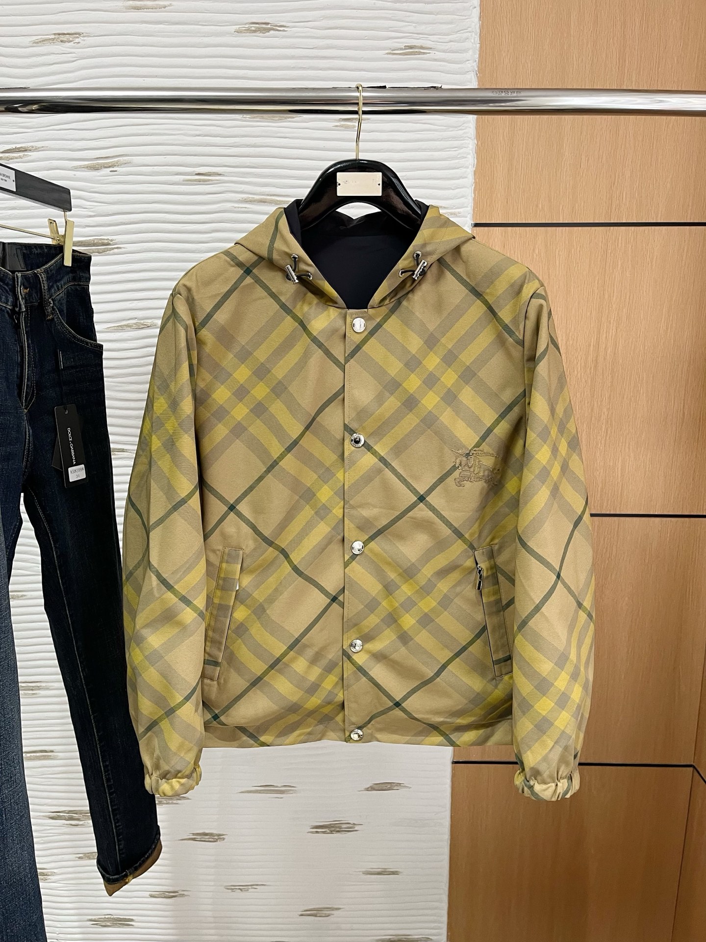 NO:117436,Burberry double-sided wear, same style on the official website, complete with three standards!  2025 spring and summer new men's jacket, fashionable and casual high-end version!  Customized fabrics for counters are breathable and comfortable, with impeccable details, and the brand element design concept reflects high quality. The feel is delicate and soft!  It is casually cut, with a great upper body style!  Code number M-3Xl.,,burberry,jackets & coats,jackets & coats,alexander wang19860909巴宝莉双面穿 官网同款,三标齐全！2025春夏新款男士夹克外套,时尚休闲高端版本！专柜定制面料 透气舒适度高,细节无可挑剔,品牌元素设计理念,体现高品质.手感细腻柔软！呈现休闲裁剪,上身版型超赞！码数M-3Xl .,,burberry,jackets & coats,jackets & coats,alexander wang,Men's clothing