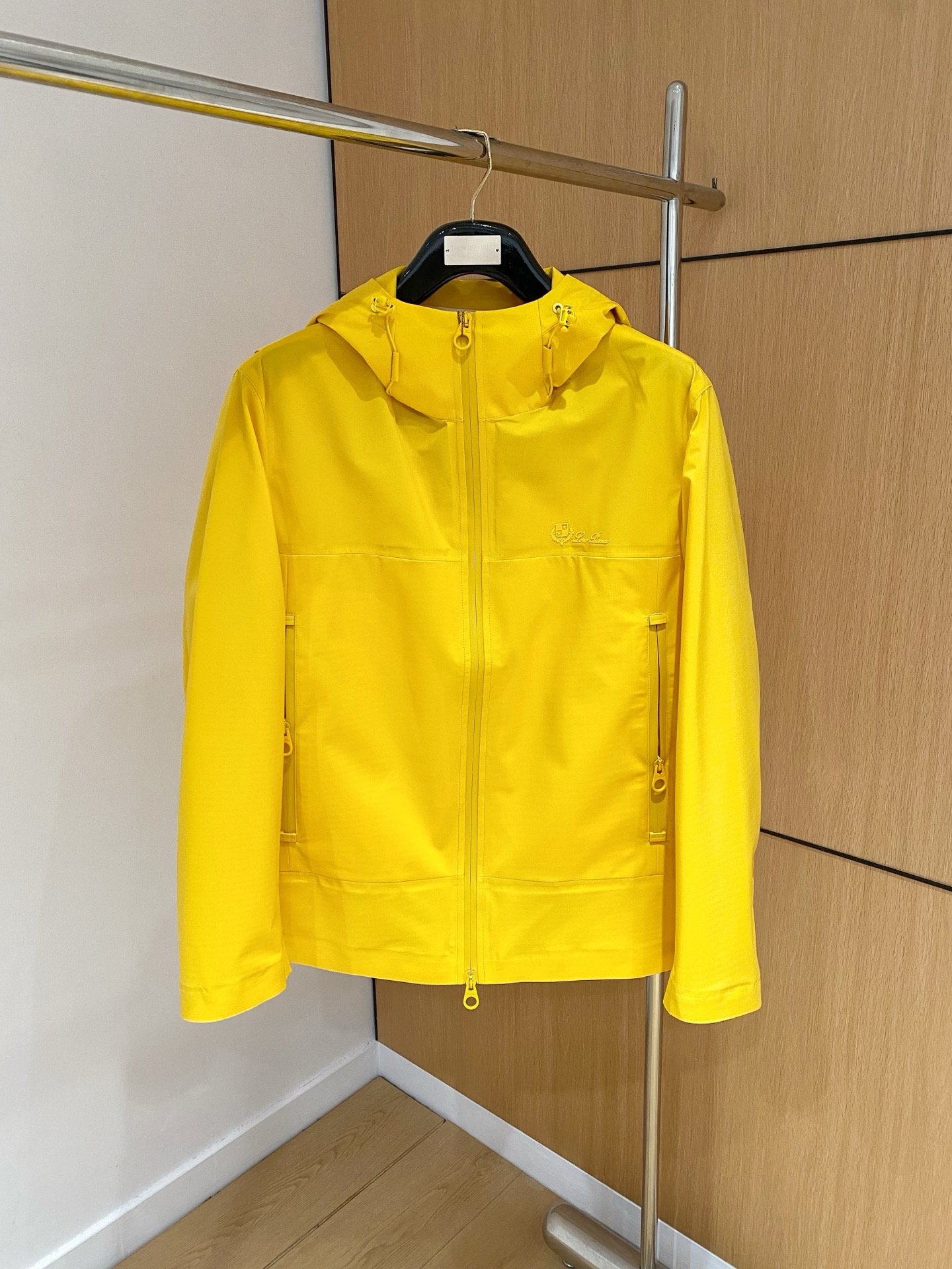 NO:120732,The same model on the official LP website, complete with three standards!  2025 spring and summer new men's jacket, fashionable and casual high-end version!  Customized fabrics for counters are breathable and comfortable, with impeccable details, and the brand element design concept reflects high quality. The feel is delicate and soft!  It is casually cut, with a great upper body style!  Code number M-3Xl.,,loro piana,jackets & coats,jackets & coats,alexander wang19860909LP官网同款,三标齐全！2025春夏新款男士夹克外套,时尚休闲高端版本！专柜定制面料 透气舒适度高,细节无可挑剔,品牌元素设计理念,体现高品质.手感细腻柔软！呈现休闲裁剪,上身版型超赞！码数M-3Xl .,,loro piana,jackets & coats,jackets & coats,alexander wang,Men's clothing