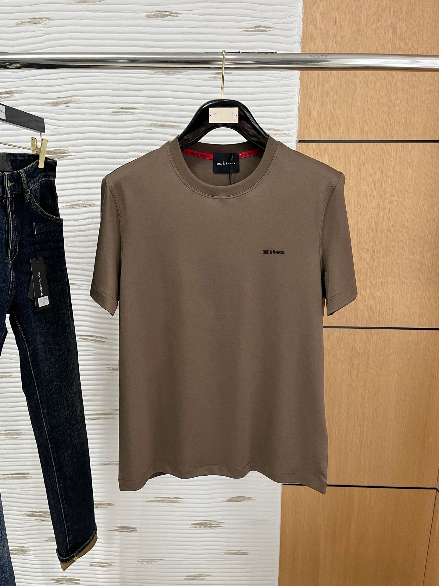 NO:141023,The counter official website will be released simultaneously! All accessories are customized for original products, and the trading company's genuine product orders. High-end custom imported fabrics are extracted from natural plant fibers. They are thinner than ordinary cotton fabrics. They feel soft and comfortable to wear. They are not easy to irritate the skin. The fabric is hygroscopic and breathable. Size: 48-56,,alexander wang19860909专柜官网同步发售！辅料全部原版定制出品,贸易公司真品订单.高级定制进口面料,以天然植物纖維提炼出来,比一般棉织物轻薄 手感柔软,穿着舒适 完全不易有刺激皮肤 面料吸湿性、透气性良好 尺码: 48-56,,alexander wang,Men's clothing