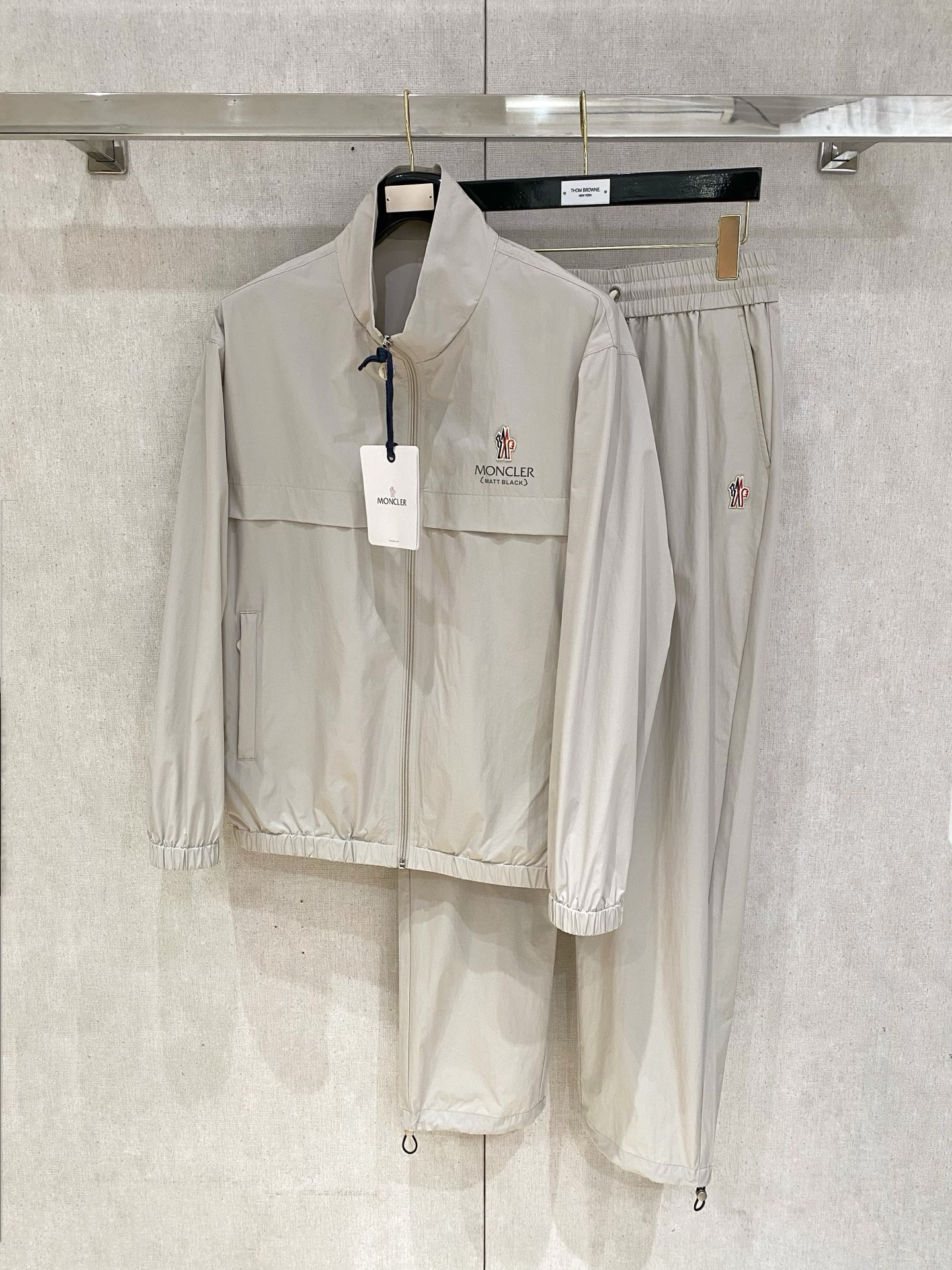 NO:570283,Mouth suit, new 25ss sports suit, nylon windbreaker and sweatpants, available in seconds. This sweatshirt is made of lightweight technical fabric with full-scale embossed patterns, injecting a dynamic atmosphere. It can be worn with the same style of trousers to create a travel look. Imported original logo hardware size M-3XL, Moncler, alexander wang19860909套装蒙口 上新25ss运动套装 尼龙风衣卫裤 现货秒发 本款运动衫为轻盈科技面料全幅压印图案,注入动感气息,可与同款长裤共筑出行造型.进口原版logo五金码数M-3XL,,Moncler,alexander wang,Men's clothing