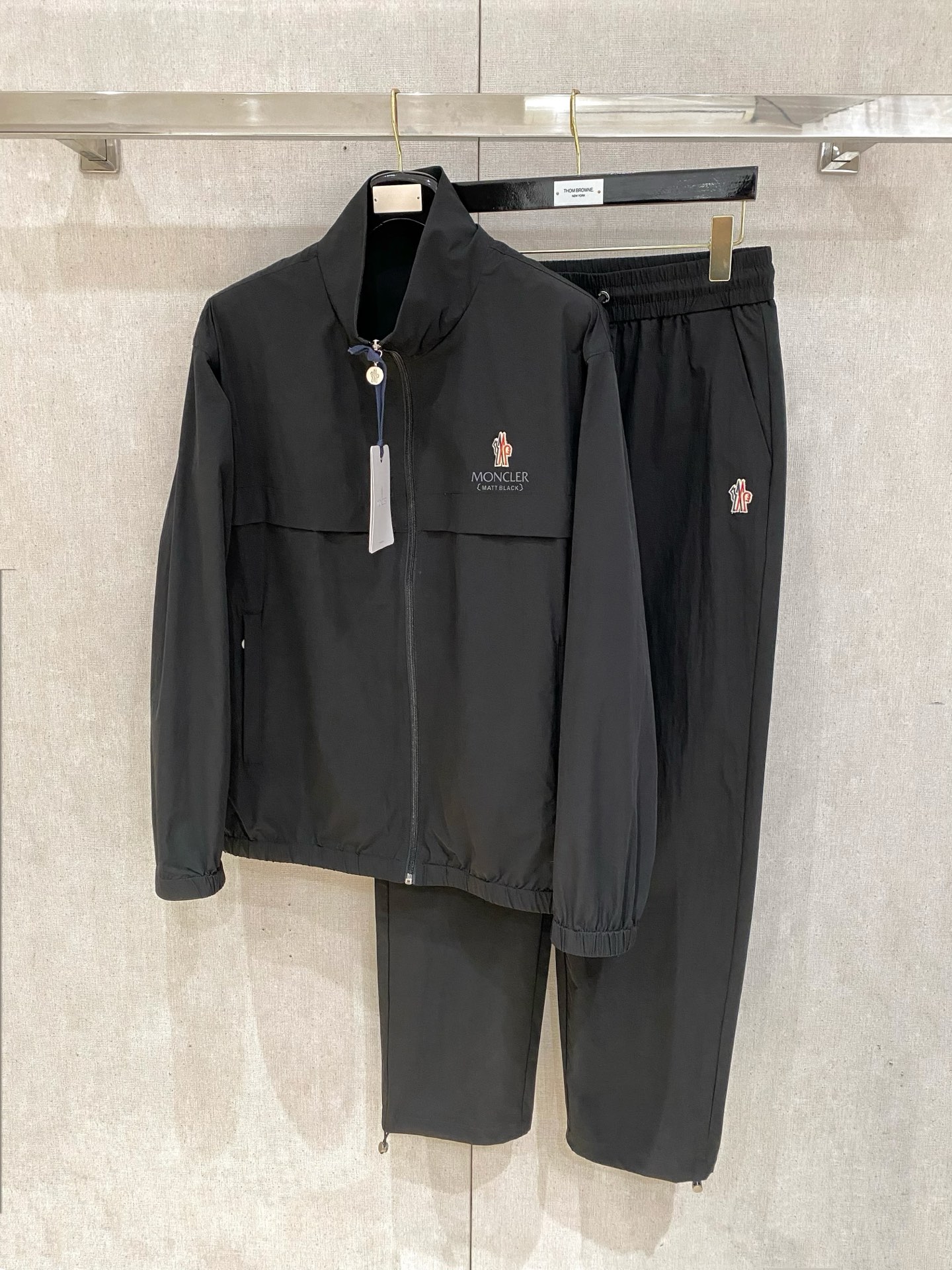 NO:570268,Mouth suit, new 25ss sports suit, nylon windbreaker and sweatpants, available in seconds. This sweatshirt is made of lightweight technical fabric with full-scale embossed patterns, injecting a dynamic atmosphere. It can be worn with the same style of trousers to create a travel look. Imported original logo hardware, size M-3XL, Moncler, alexander wang19860909套装蒙口 上新25ss运动套装 尼龙风衣卫裤 现货秒发 本款运动衫为轻盈科技面料全幅压印图案,注入动感气息,可与同款长裤共筑出行造型.进口原版logo五金 码数M-3XL,,Moncler,alexander wang,Men's clothing