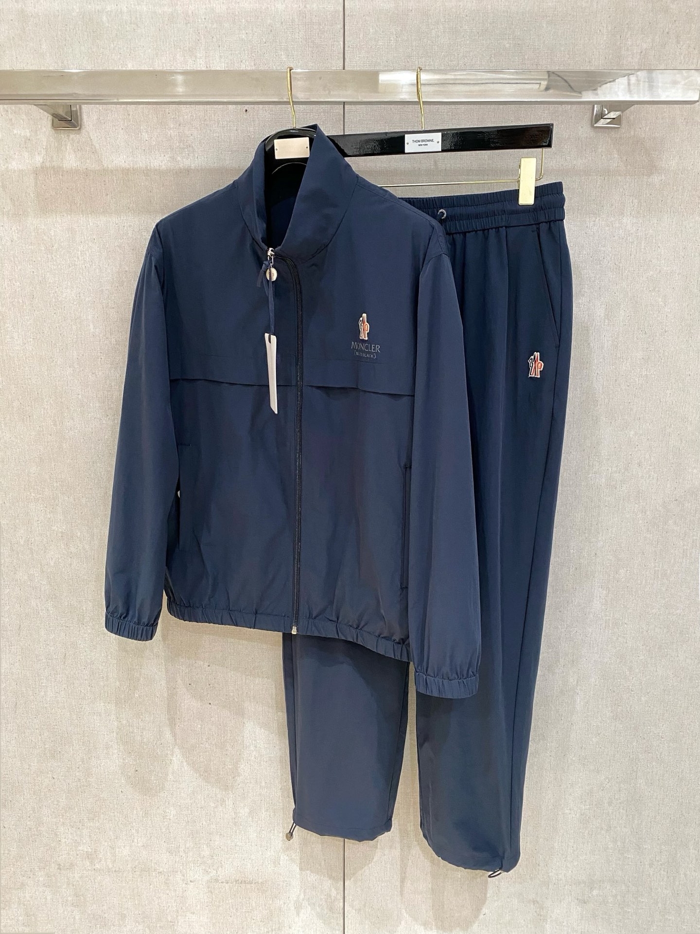 NO:570278,Mouth suit, new 25ss sports suit, nylon windbreaker and sweatpants, available in seconds. This sweatshirt is made of lightweight technical fabric with full-scale embossed patterns, injecting a dynamic atmosphere. It can be worn with the same style of trousers to create a travel look. Imported original logo hardware, size M-3XL, Moncler, alexander wang19860909套装蒙口 上新25ss运动套装 尼龙风衣卫裤 现货秒发 本款运动衫为轻盈科技面料全幅压印图案,注入动感气息,可与同款长裤共筑出行造型.进口原版logo五金 码数M-3XL,,Moncler,alexander wang,Men's clothing