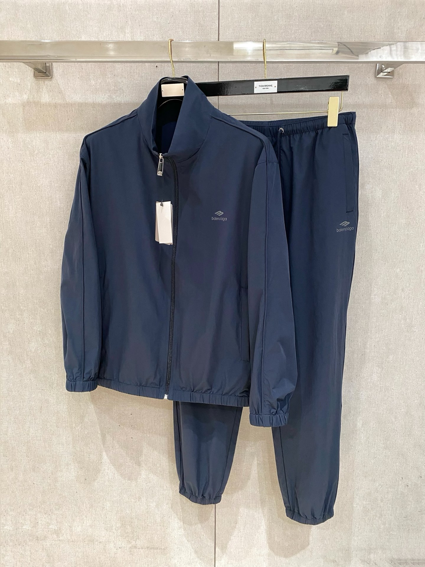 NO:570263,Suit Balenciaga's new 25ss sports suit, nylon windbreaker and sweatpants, ready for delivery in seconds. This sweatshirt is made of lightweight technical fabric with full-width embossed patterns, injecting a dynamic atmosphere. It can be worn with the same style of trousers to create a travel look. Imported original logo hardware, size M-3XL, balenciaga, alexander wang19860909套装 巴黎世家 上新25ss运动套装 尼龙风衣卫裤 现货秒发 本款运动衫为轻盈科技面料全幅压印图案,注入动感气息,可与同款长裤共筑出行造型.进口原版logo五金 码数M-3XL,,balenciaga,alexander wang,Men's clothing