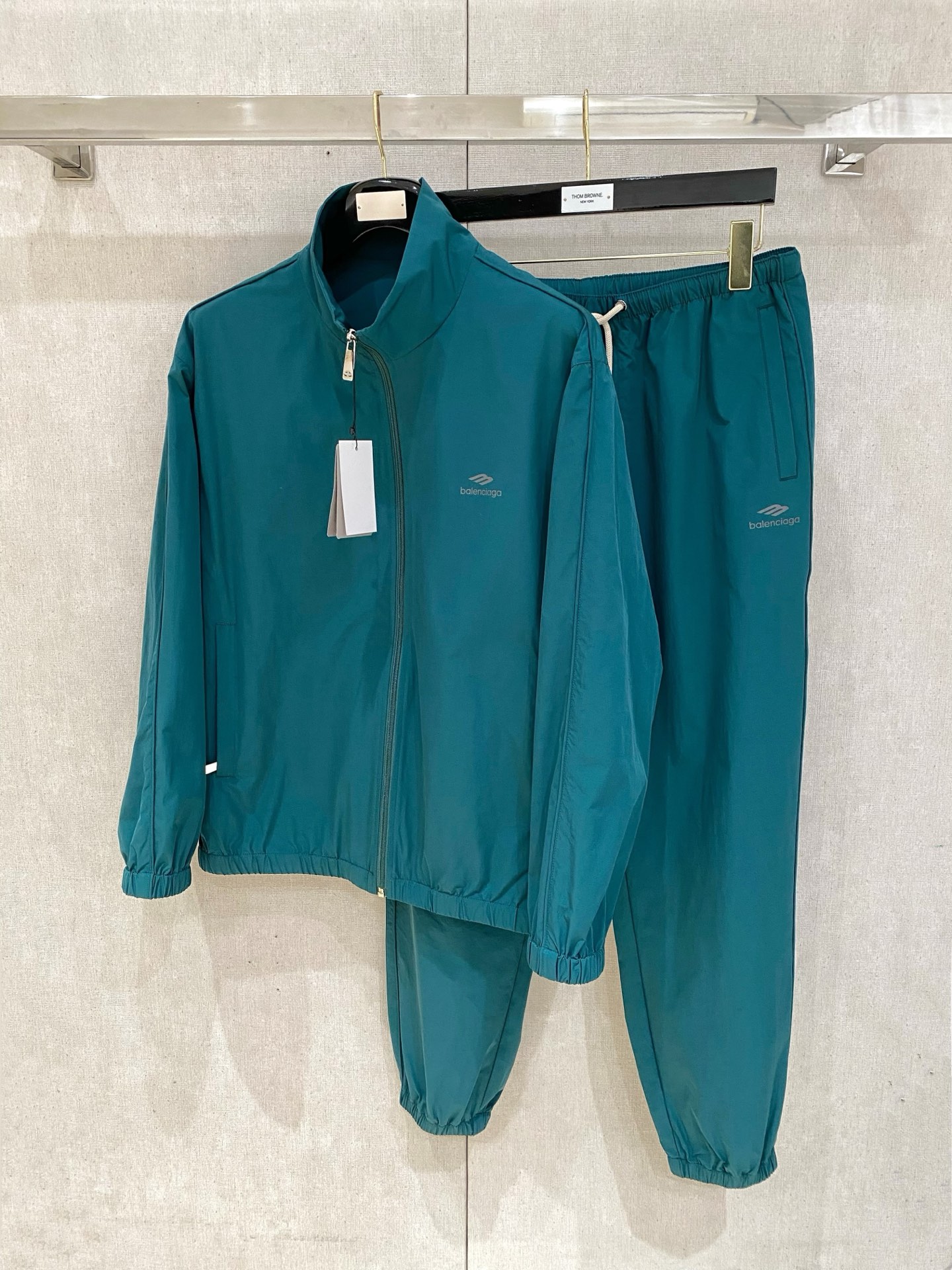 NO:570273,Suit Shipping Balenciaga New 25ss Sports Suit Nylon Windbreaker Sweatpants Ready in stock This sweatshirt is made of lightweight technical fabric with full-width embossed patterns, injecting a dynamic atmosphere and can be worn with the same style of trousers to create a travel look. Imported original logo hardware size M-3XL, balenciaga, alexander wang19860909套装 出货 巴黎世家 上新25ss运动套装 尼龙风衣卫裤 现货秒发 本款运动衫为轻盈科技面料全幅压印图案,注入动感气息,可与同款长裤共筑出行造型.进口原版logo五金码数M-3XL,,balenciaga,alexander wang,Men's clothing