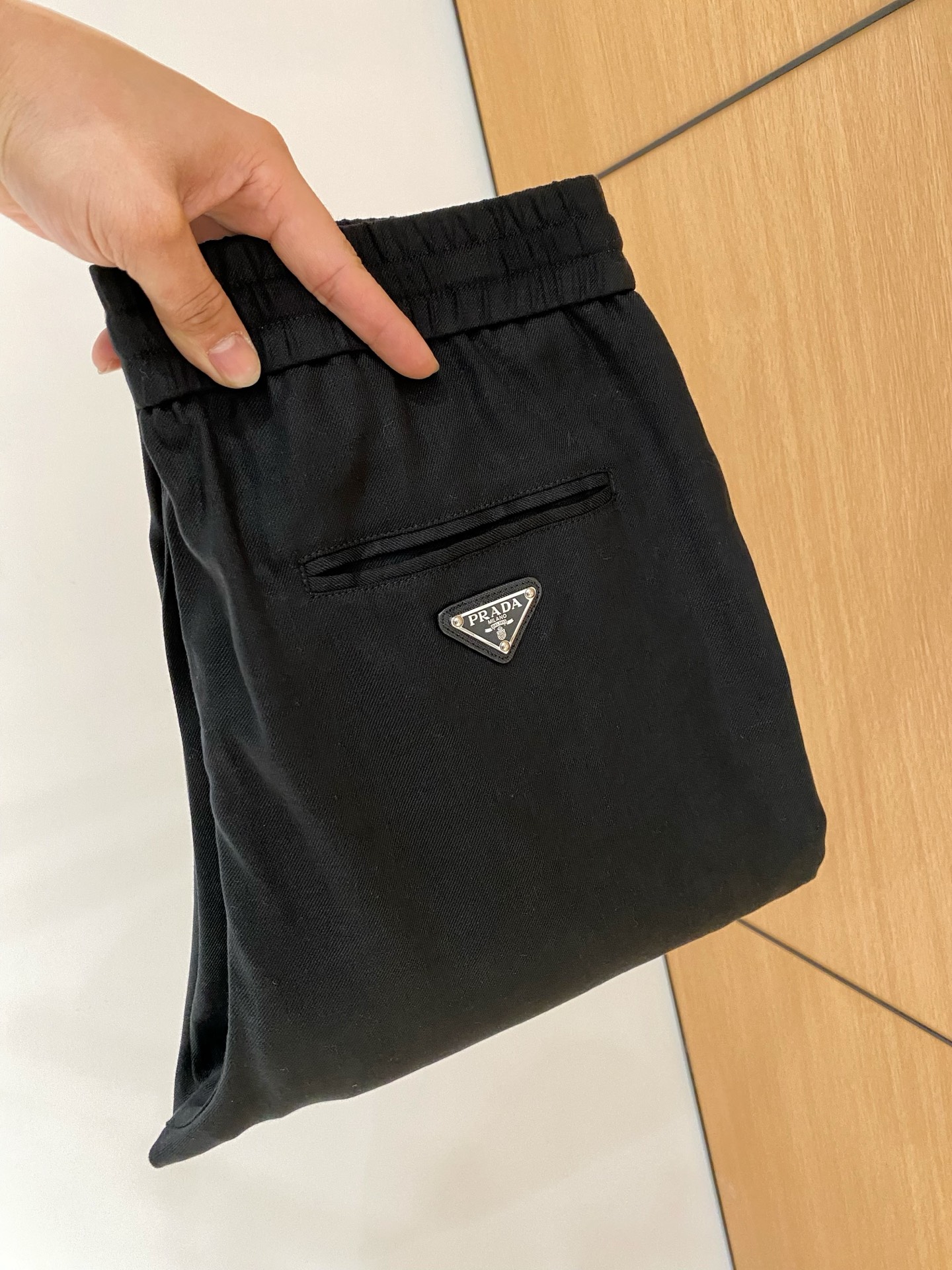 NO:118345,Prada men's boutique casual pants top-grade fabric casual pants, the latest top-body style is invincible!  This pants are very versatile, elastic waist, and can be worn for daily work. They are the perfect combination of fashionable and leisure and outdoor sports, so whether you wear them normally or outdoors, they are your best choice. Extreme comfort and quick sweating are the most popular key points, improving the comfort of wearing and suitable for aerobics and trail running conditions. This style is a jogging casual pants with an extremely wide range of applications, allowing you to naturally maintain a love for sports in summer, or you can wear them in casual life. Size M-3XL, prada, alexander wang19860909普拉达男士精品休闲裤 顶级面料休闲裤,最新款上身版型无敌正！ 绝对可以闭眼收的一款 此款裤子非常百搭,弹力腰围,日常上班 户外运动都可以穿着,是时尚休闲与户外运动的完美结合,所以无论您平时穿或者户外穿都是您的最佳选择. 极致舒适和快速排汗是备受青睐的重点,提升穿着舒适度,适合有氧运动和越野跑条件下穿着,此款是一件适用范围极其广泛的跑步休闲裤,让你在夏天自然可以保持对运动热爱,也可以在休闲生活中穿着 尺码M-3XL,,prada,alexander wang,Men's clothing