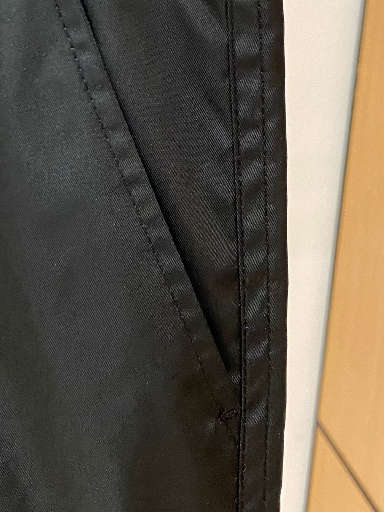   普拉达男士精品休闲裤👍
顶级面料休闲裤，最新款上身版型无敌正！
绝对可以闭眼收的一款
此款裤子非常百