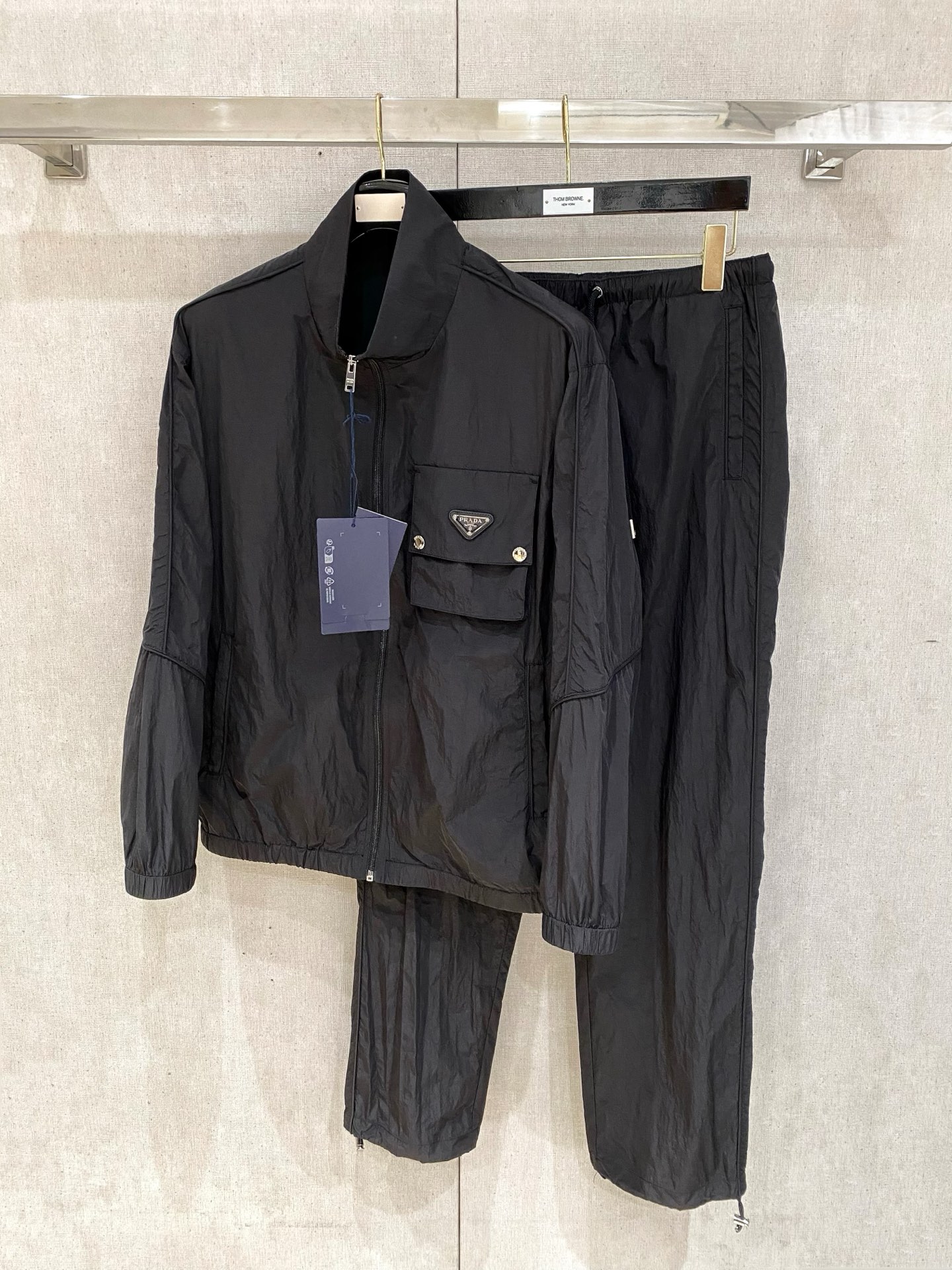 NO:570258,Suit Prada New 25ss early spring sports suit Nylon windbreaker and sweatpants Ready for sale in seconds This sweatshirt is made of lightweight technical fabric with full-width embossed patterns, injecting a dynamic atmosphere and can be worn with the same style of trousers to create a travel look. Imported original logo hardware Size M-3XL,, prada, alexander wang19860909套装普拉达 上新25ss早春运动套装 尼龙风衣卫裤 现货秒发 本款运动衫为轻盈科技面料全幅压印图案,注入动感气息,可与同款长裤共筑出行造型.进口原版logo五金 码数M-3XL,,prada,alexander wang,Men's clothing