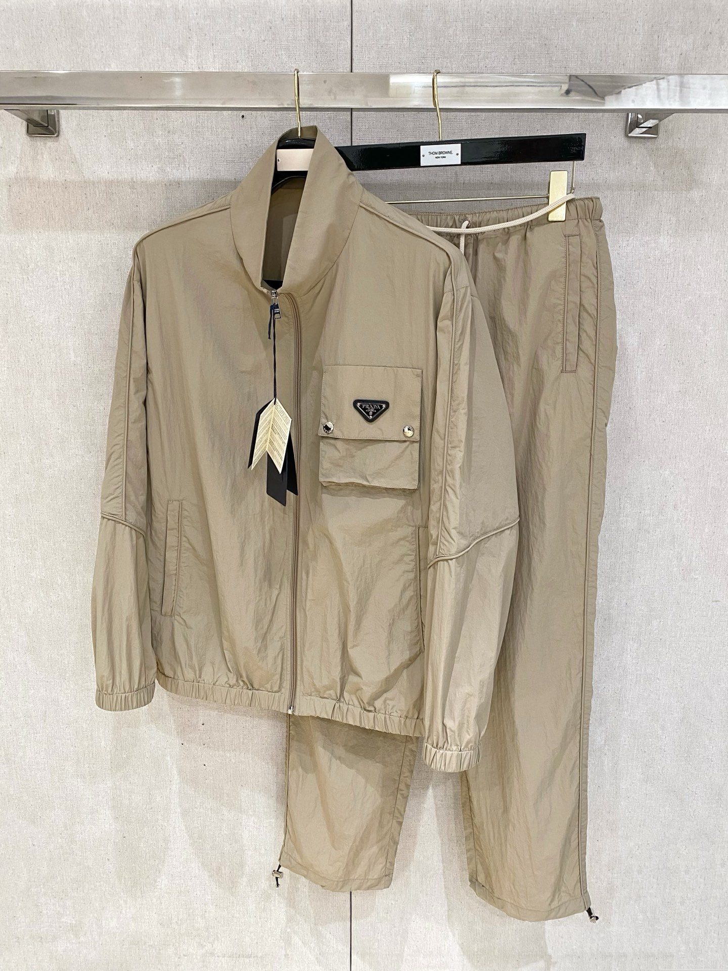 NO:570253,Prada Suit Prada New 25ss Early Spring Sports Suit Nylon Windbreaker Sweatpants Ready for sale in seconds. This sweatshirt is made of lightweight technical fabric with a full-scale embossed pattern, injecting a dynamic atmosphere. It can be worn with the same style of trousers to create a travel look. Imported original logo hardware Size M-3XL, prada, alexander wang19860909普拉达套装 普拉达 上新25ss早春运动套装 尼龙风衣卫裤 现货秒发 本款运动衫为轻盈科技面料全幅压印图案,注入动感气息,可与同款长裤共筑出行造型.进口原版logo五金 码数M-3XL,,prada,alexander wang,Men's clothing