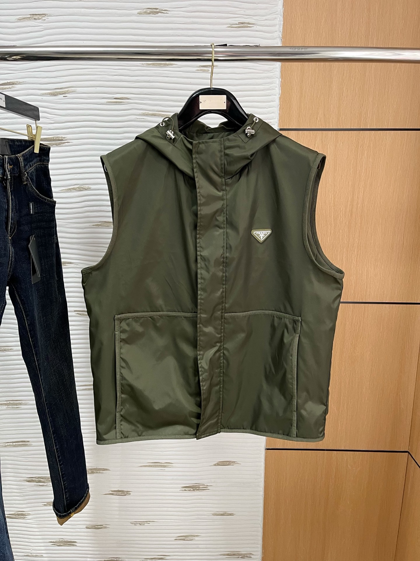 NO:117425,Prada vest is the same as the official website, with three specifications complete!  2025 spring and summer new men's jacket, fashionable and casual high-end version!  Customized fabrics for counters are breathable and comfortable, with impeccable details, and the brand element design concept reflects high quality. The feel is delicate and soft!  It is casually cut, with a great upper body style!  Code number M-3Xl.,,prada,jackets & coats,jackets & coats,alexander wang19860909普拉达马甲 官网同款,三标齐全！2025春夏新款男士夹克外套,时尚休闲高端版本！专柜定制面料 透气舒适度高,细节无可挑剔,品牌元素设计理念,体现高品质.手感细腻柔软！呈现休闲裁剪,上身版型超赞！码数M-3Xl .,,prada,jackets & coats,jackets & coats,alexander wang,Men's clothing