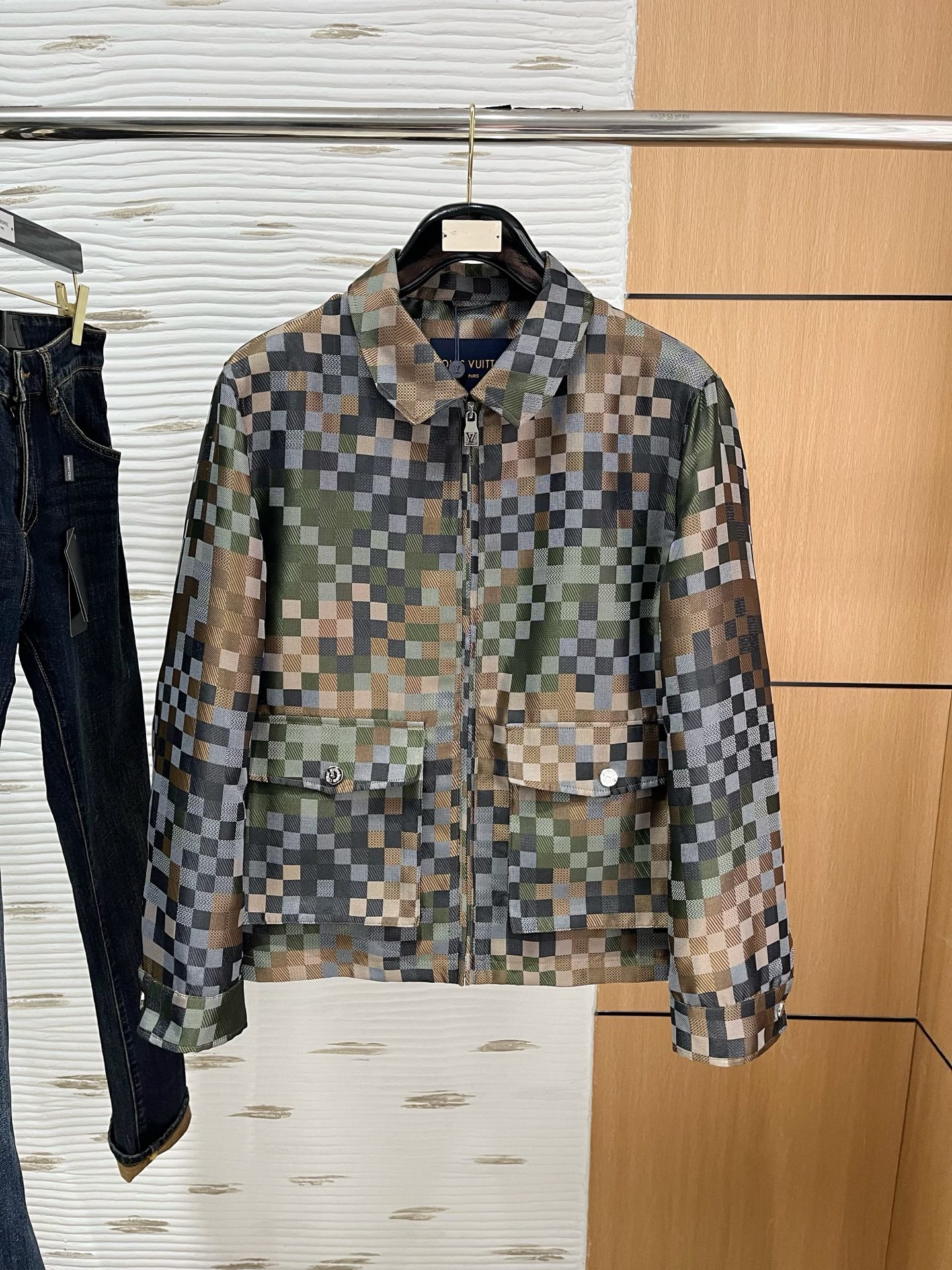 NO:117430,The same model on the official LV website, complete with three specifications!  2025 spring and summer new men's jacket, fashionable and casual high-end version!  Customized fabrics for counters are breathable and comfortable, with impeccable details, and the brand element design concept reflects high quality. The feel is delicate and soft!  It is casually cut, with a great upper body style!  Code number M-3Xl.,,louis vuitton,jackets & coats,jackets & coats,alexander wang19860909LV官网同款,三标齐全！2025春夏新款男士夹克外套,时尚休闲高端版本！专柜定制面料 透气舒适度高,细节无可挑剔,品牌元素设计理念,体现高品质.手感细腻柔软！呈现休闲裁剪,上身版型超赞！码数M-3Xl .,,louis vuitton,jackets & coats,jackets & coats,alexander wang,Men's clothing