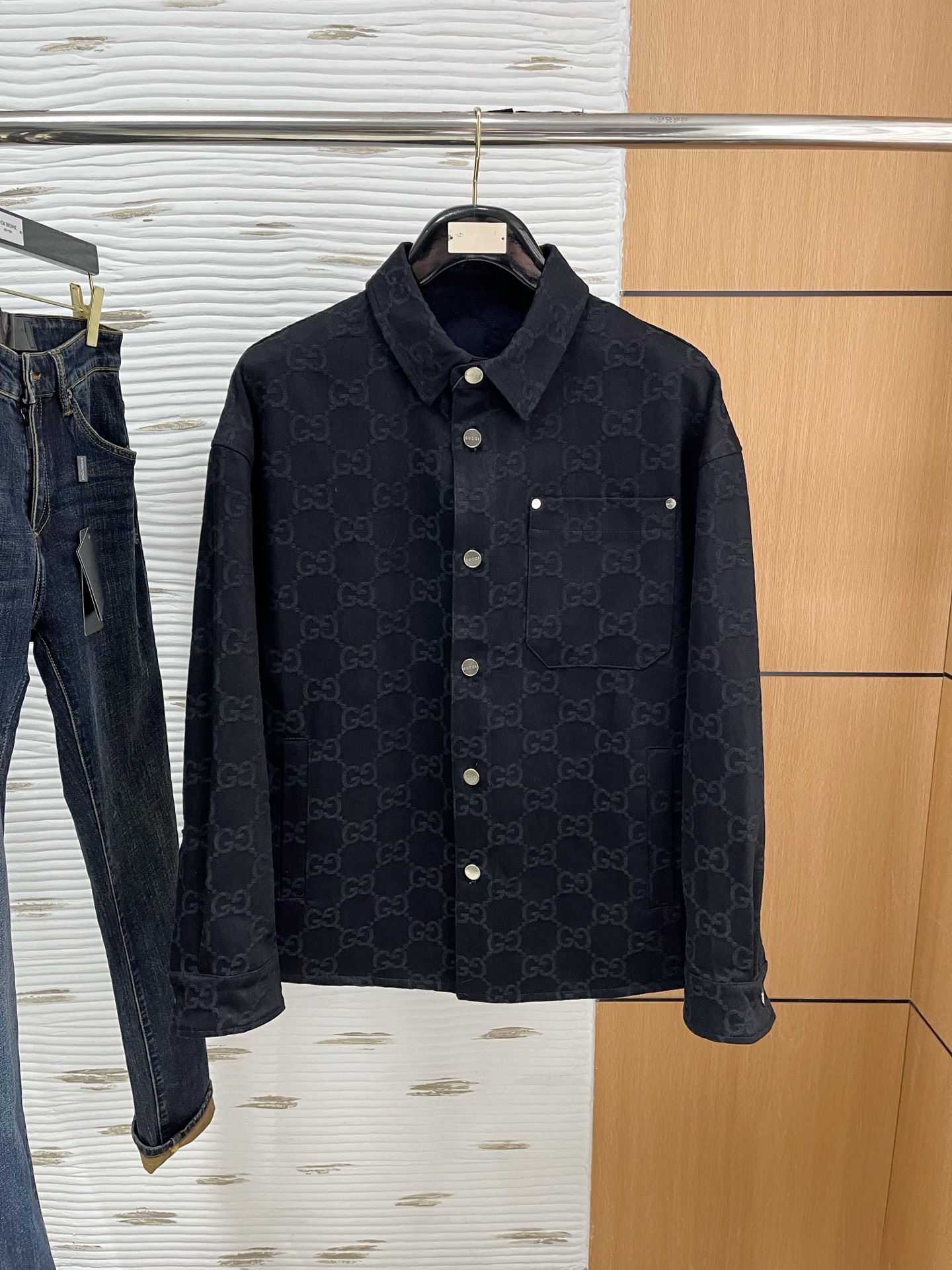 NO:117427,The same model on the official website of G family, complete with three specifications!  2025 spring and summer new men's jacket, fashionable and casual high-end version!  Customized fabrics for counters are breathable and comfortable, with impeccable details, and the brand element design concept reflects high quality. The feel is delicate and soft!  It is casually cut, with a great upper body style!  Code number M-3Xl.,,gucci,jackets & coats,jackets & coats,alexander wang19860909G家官网同款,三标齐全！2025春夏新款男士夹克外套,时尚休闲高端版本！专柜定制面料 透气舒适度高,细节无可挑剔,品牌元素设计理念,体现高品质.手感细腻柔软！呈现休闲裁剪,上身版型超赞！码数M-3Xl .,,gucci,jackets & coats,jackets & coats,alexander wang,Men's clothing