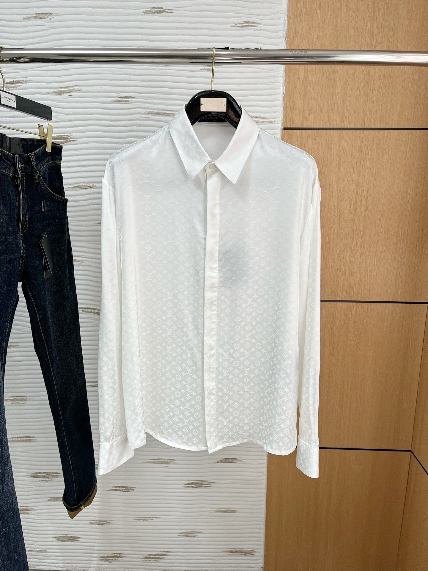 NO:117420,LV new shirt, counter synchronized new style, satin acetate high-end fabric, great feel, white M-3Xl,,louis vuitton,shirts,silk fabric,alexander wang19860909LV新款衬衫 专柜同步新款 绸缎醋酸高级面料 手感巨好 白色 M-3Xl,,louis vuitton,shirts,silk fabric,alexander wang,Men's clothing
