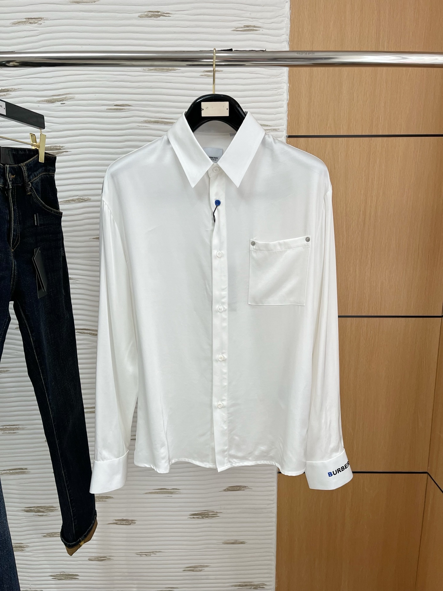 NO:117441,BBR new shirt, counter synchronized new style, satin acetate high-end fabric, great feel, white M-3Xl,,shirts,silk fabric,alexander wang19860909BBR新款衬衫 专柜同步新款 绸缎醋酸高级面料 手感巨好 白色M-3Xl,,shirts,silk fabric,alexander wang,Men's clothing